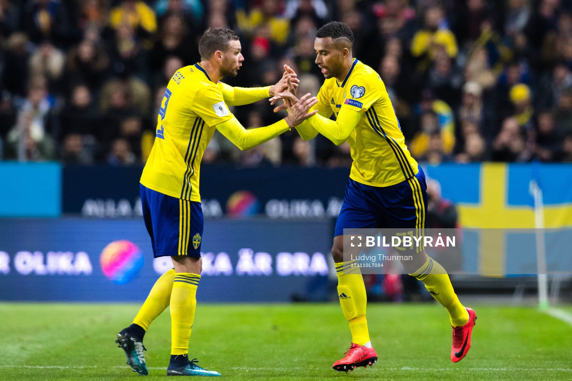 Byte mellan Sveriges Marcus Berg och Isaac Kiese Thelin under fotbollsmatchen i VM-kvalets play-off mellan Sverige och Italien den 10 november 2017 i Stockholm.