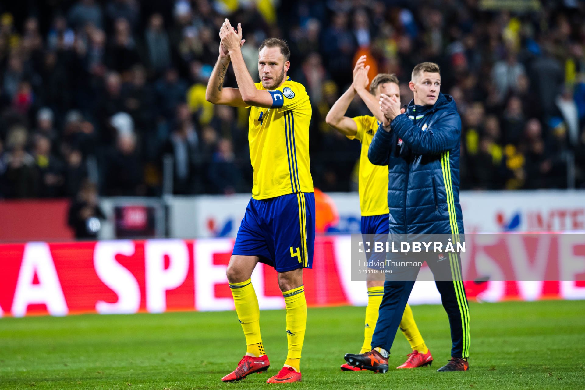 Sveriges Andreas Granqvist tackar publiken efter fotbollsmatchen i VM-kvalets play-off mellan Sverige och Italien den 10 november 2017 i Stockholm.