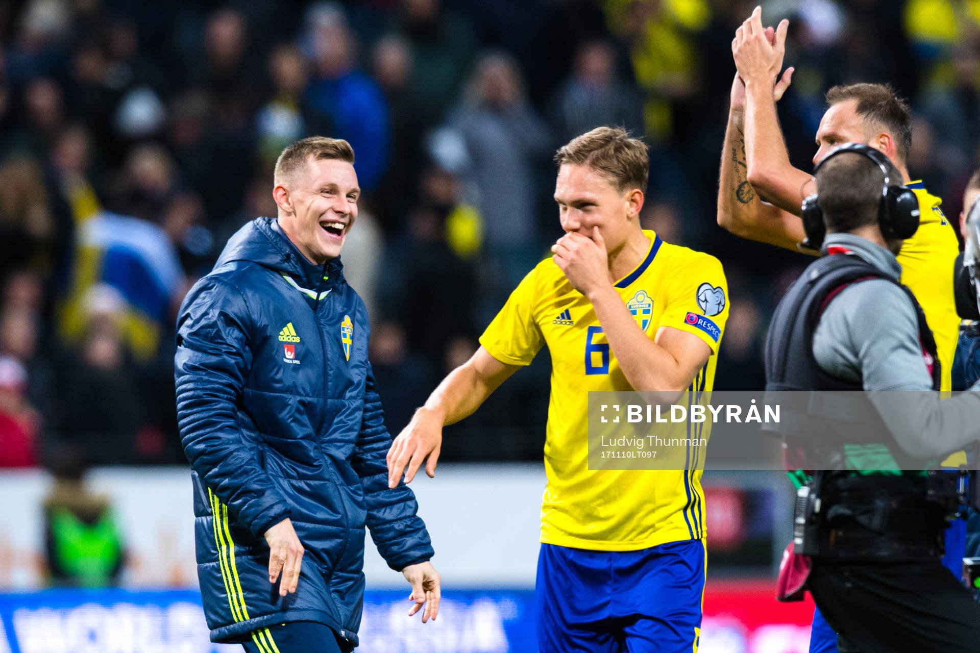 Sveriges Emil Krafth och Ludwig Augustinsson jublar