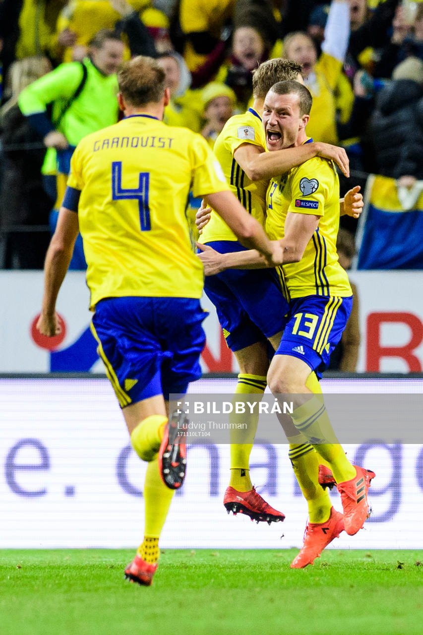 Sveriges Jakob Johansson jublar med lagkamraterna