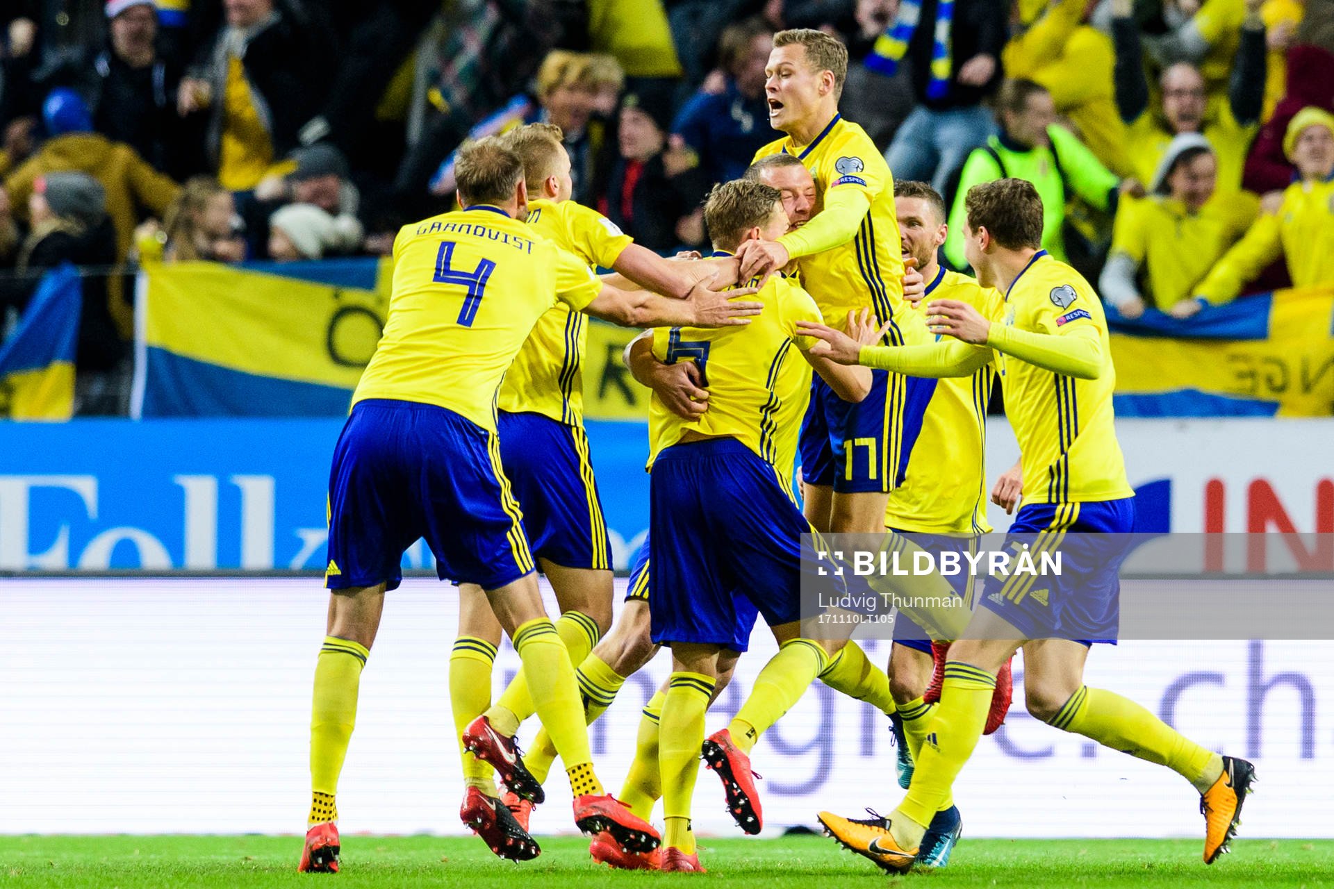 Sveriges Jakob Johansson kramas om av lagkamraterna