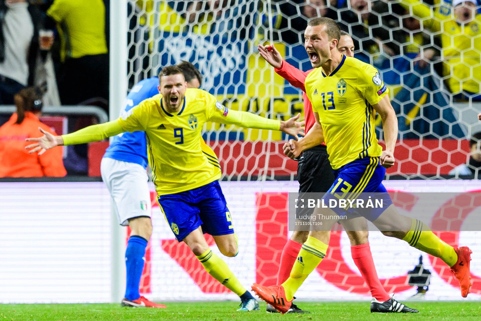 Sveriges Jakob Johansson jublar med Marcus Berg