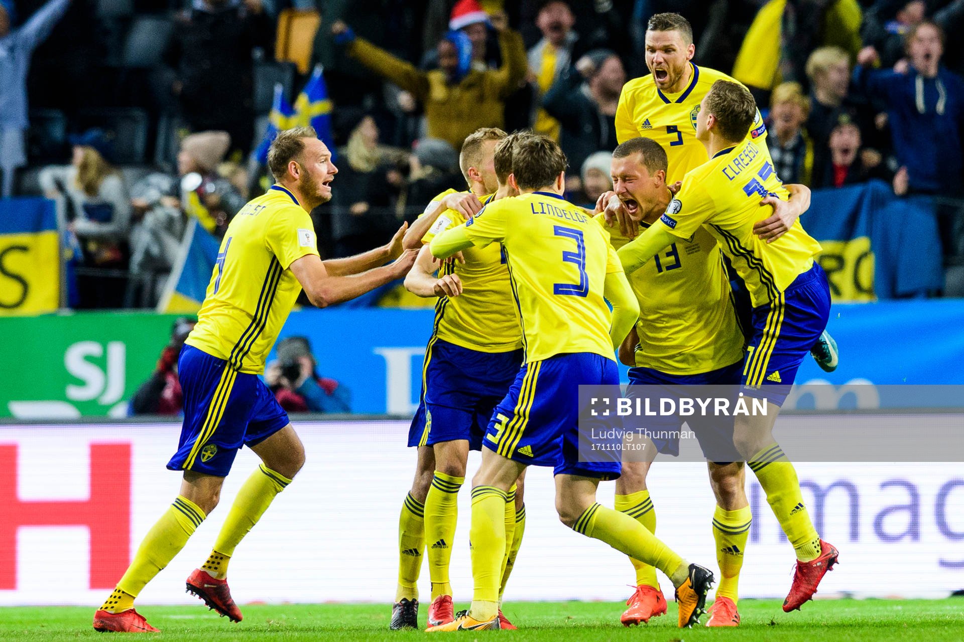 Sveriges Jakob Johansson kramas om av lagkamraterna efter han gjort 1-0 under fotbollsmatchen i VM-kvalets play-off mellan Sverige och Italien den 10 november 2017 i Stockholm.