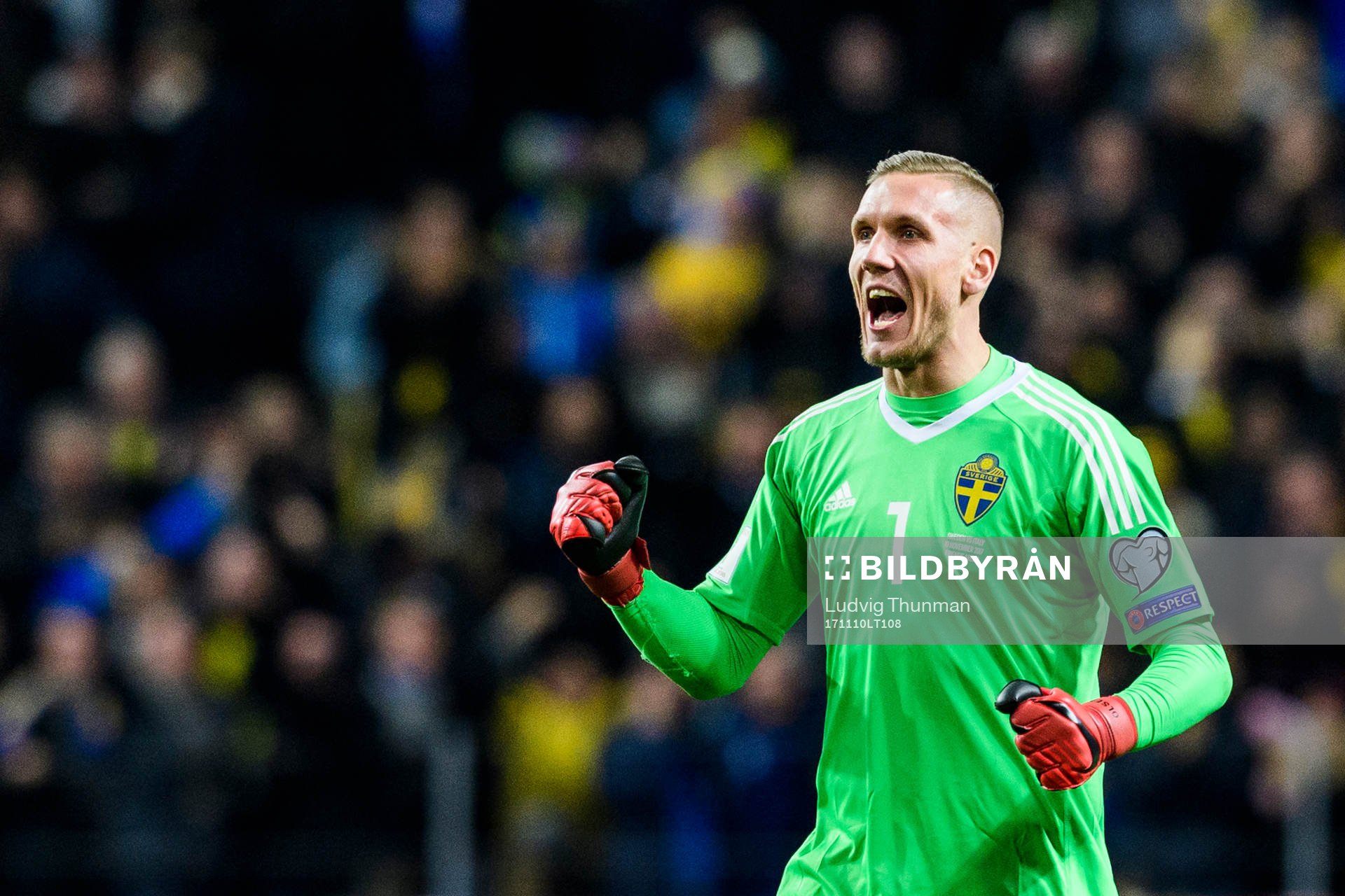 Sveriges målvakt Robin Olsen jublar efter 1-0 under fotbollsmatchen i VM-kvalets play-off mellan Sverige och Italien den 10 november 2017 i Stockholm.