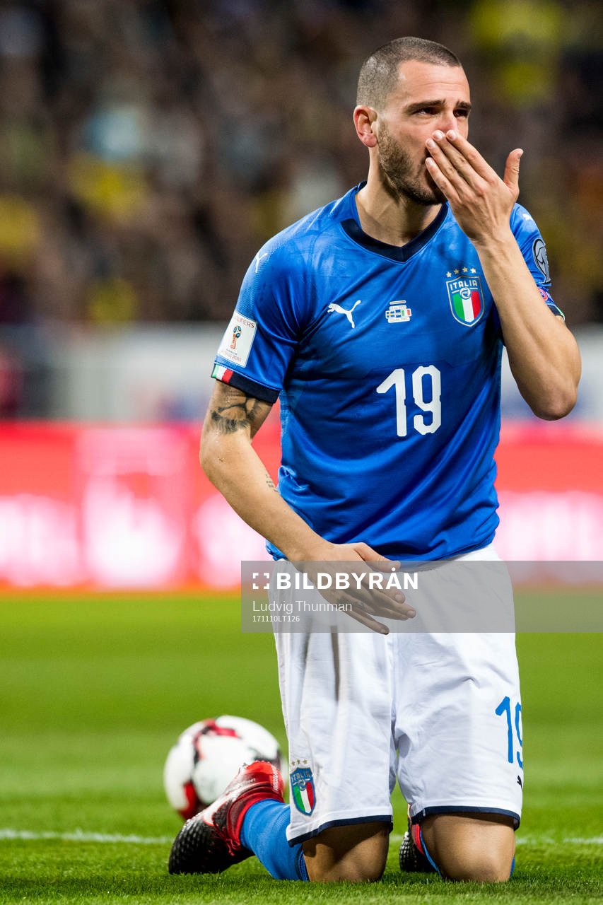 Italiens Leonardo Bonucci tar sig för näsan