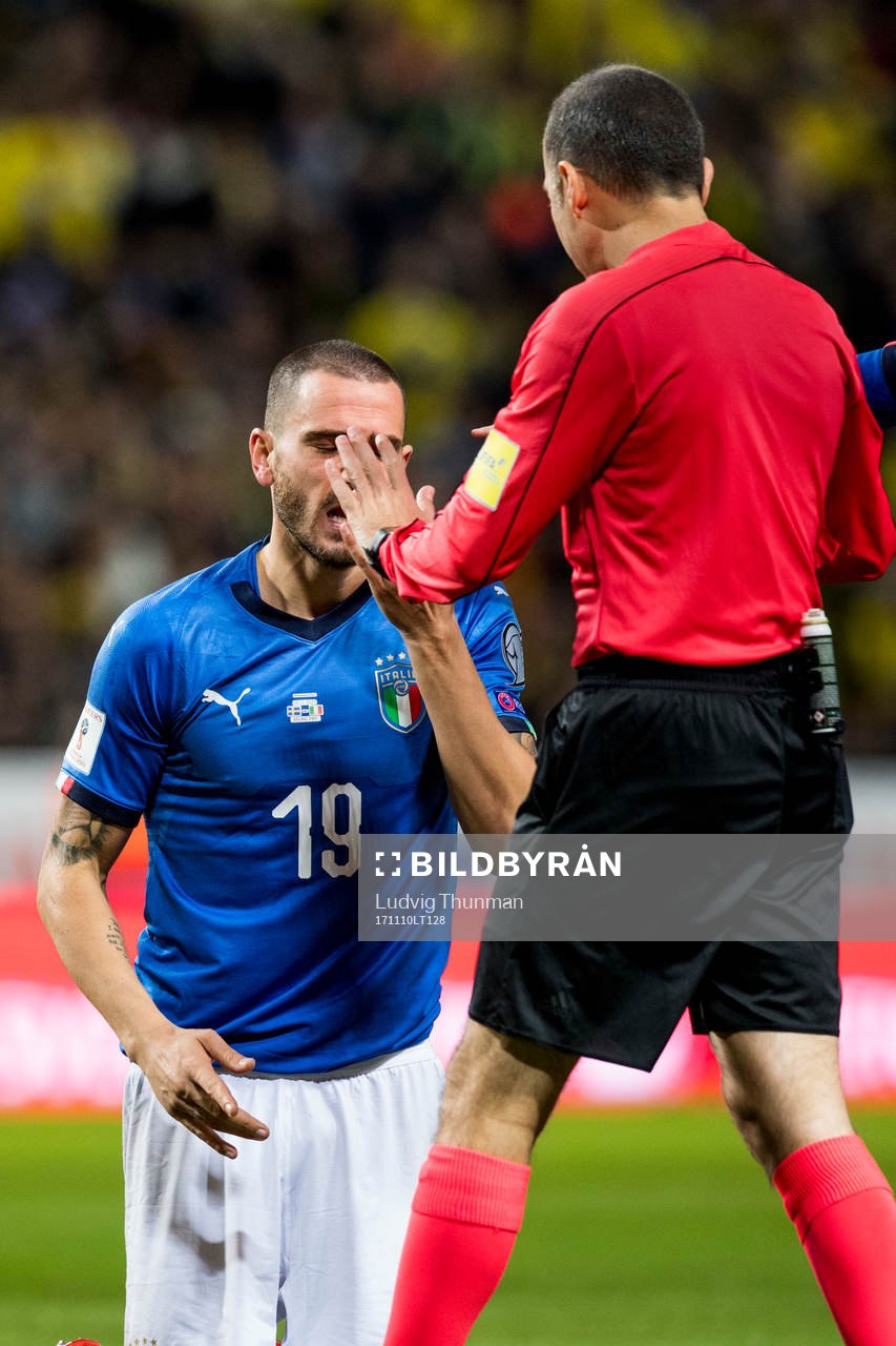 Italiens Leonardo Bonucci tar sig för näsan