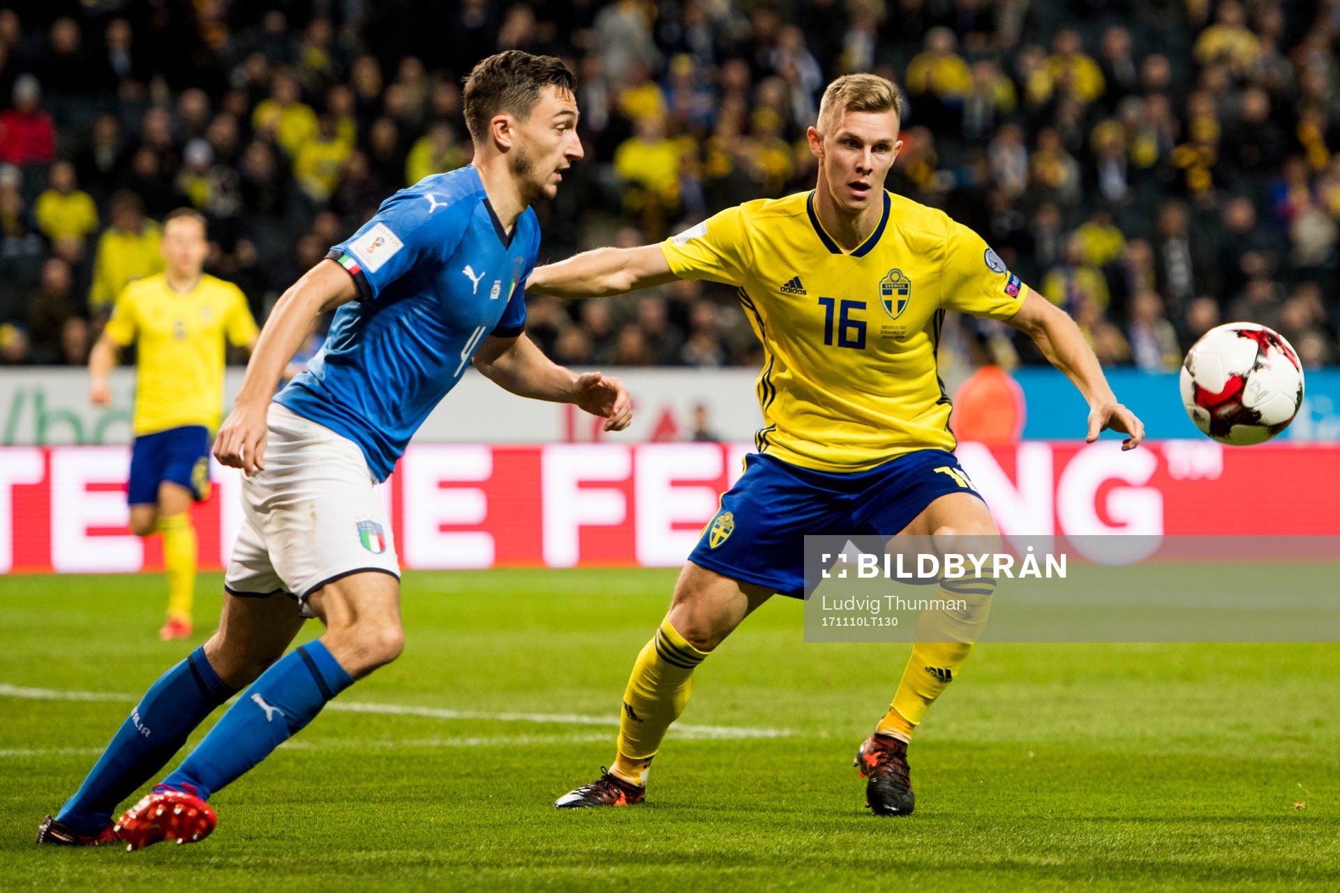 Italiens Matteo Darmian och Sveriges Emil Krafth