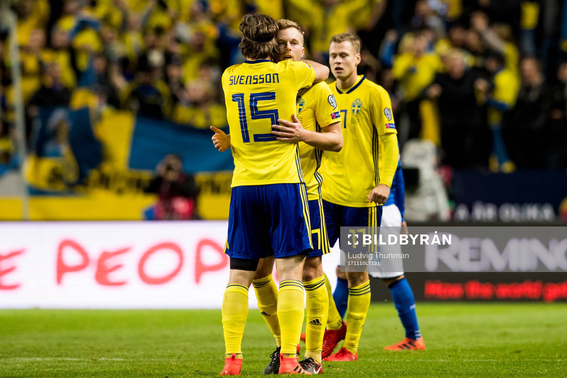 Sveriges Viktor Claesson kramas om av Gustav Svensson