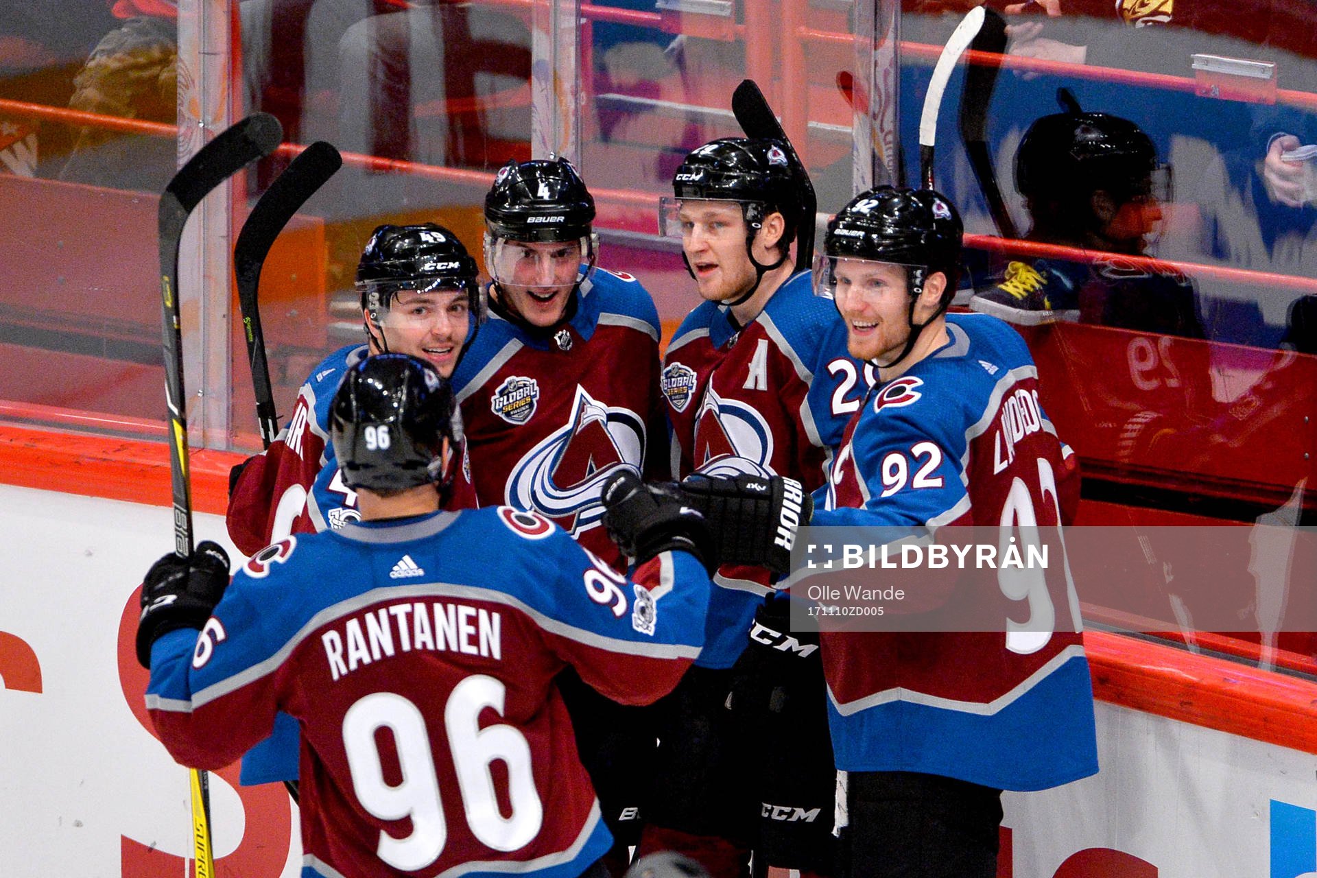 Colorados Nathan MacKinnon jublar med lagkamrater
