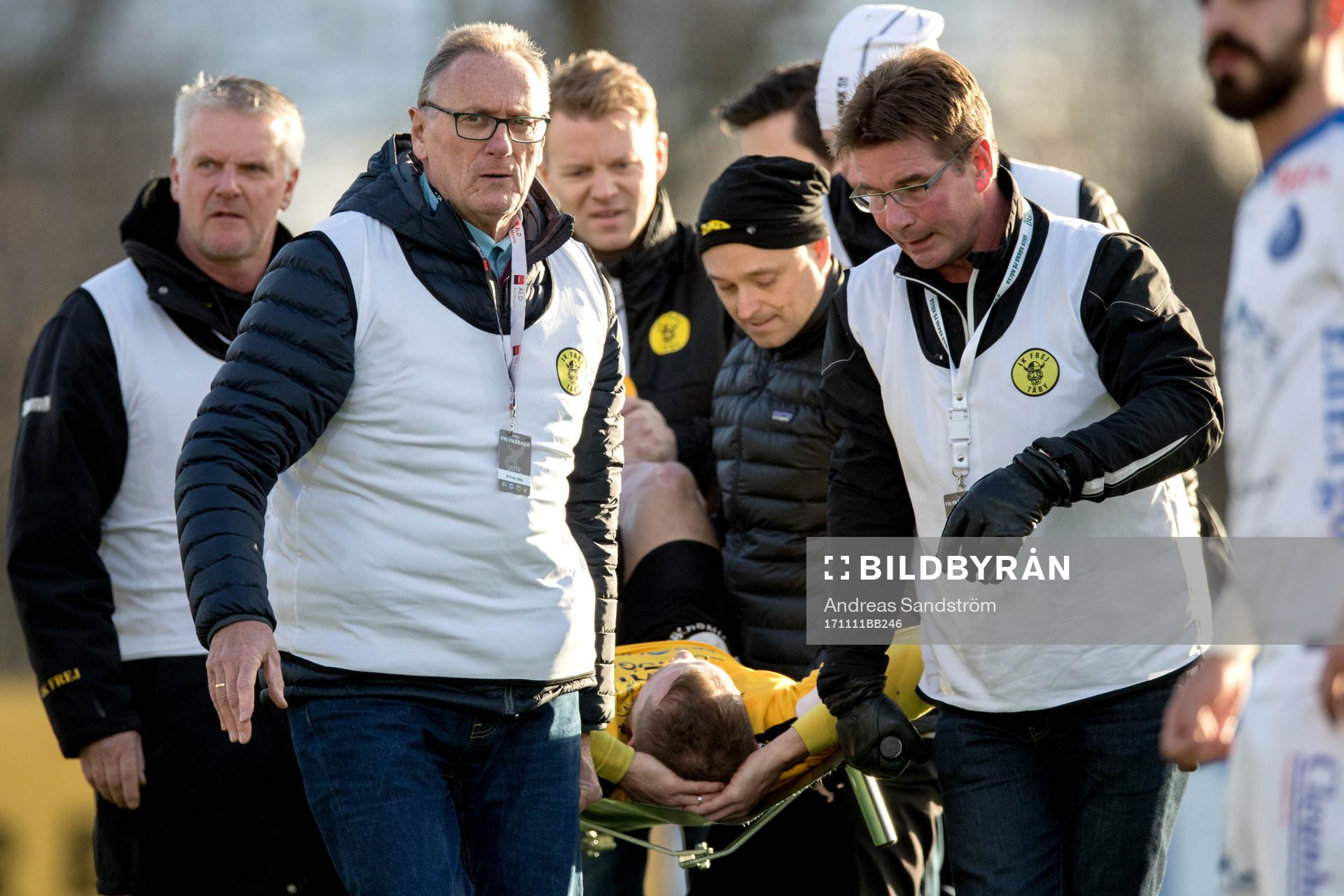 Frejs Richard Spong bärs ut på bår