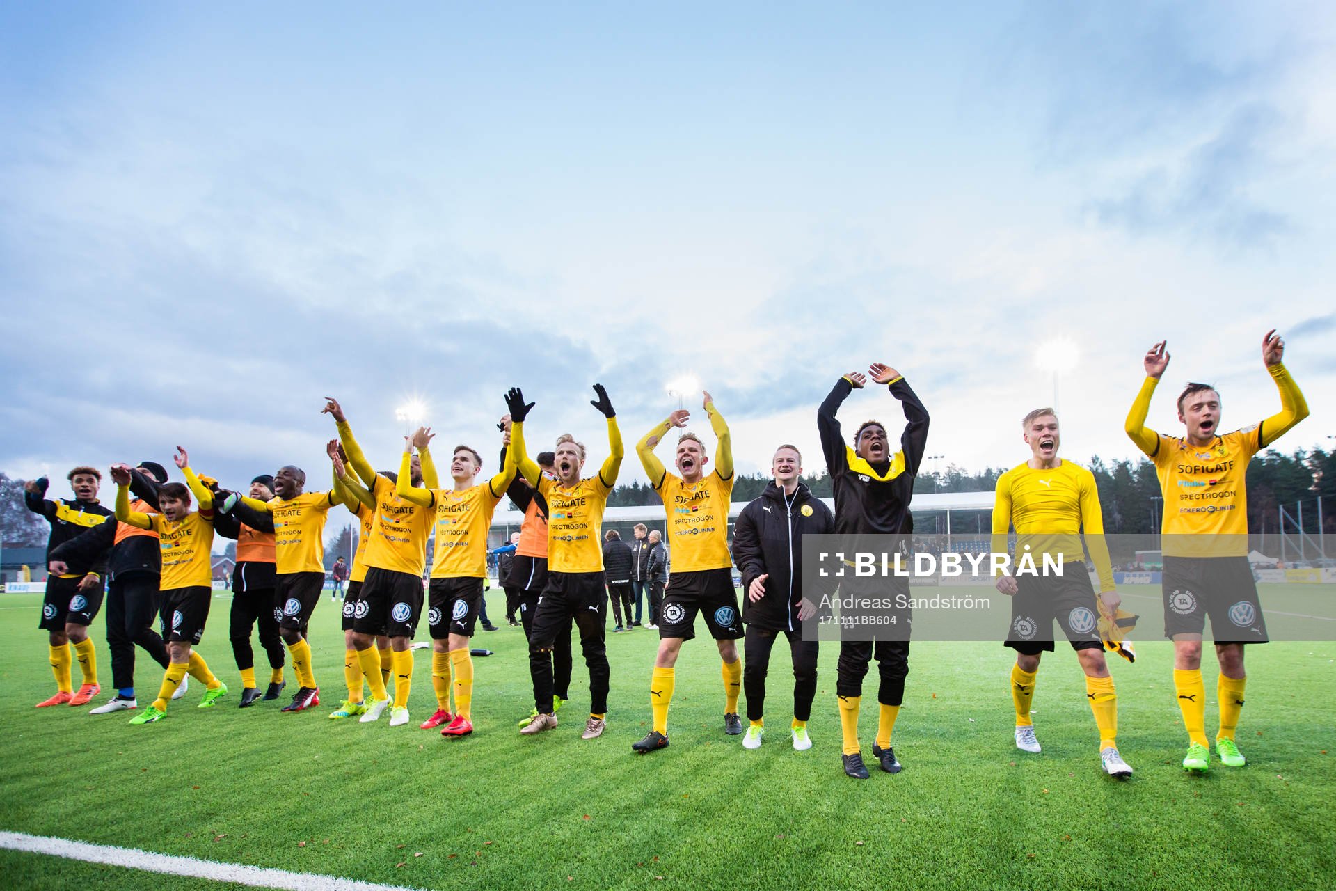 Frejs spelare firar platsen i Superettan nästa år
