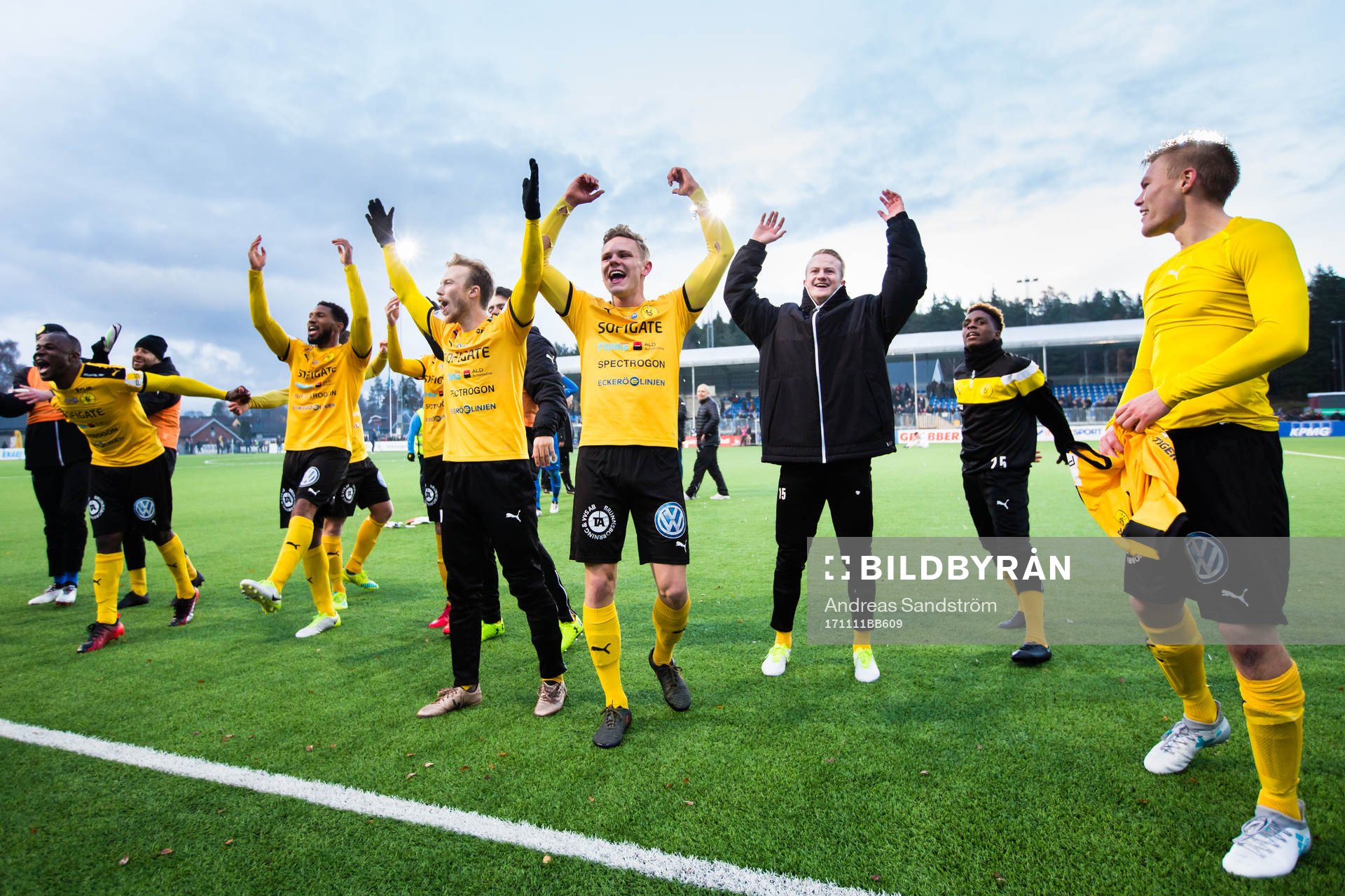 Frejs spelare firar platsen i Superettan nästa år under kvalet till Superettan mellan IK Frej och Akropolis den 11 November 2017 i Stockholm.