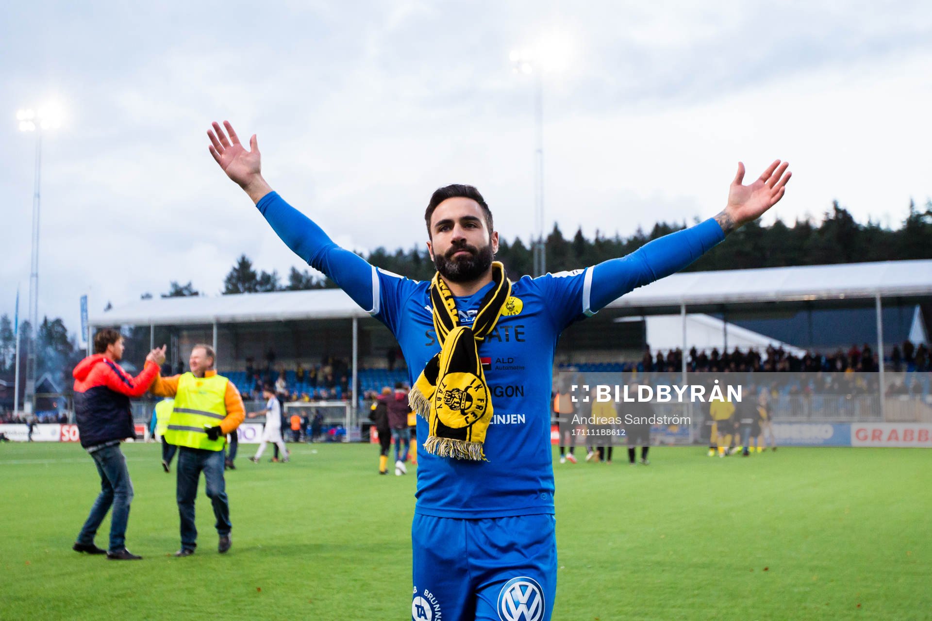 Frejs målvakt Marko Atanackovic tackar supportrar na