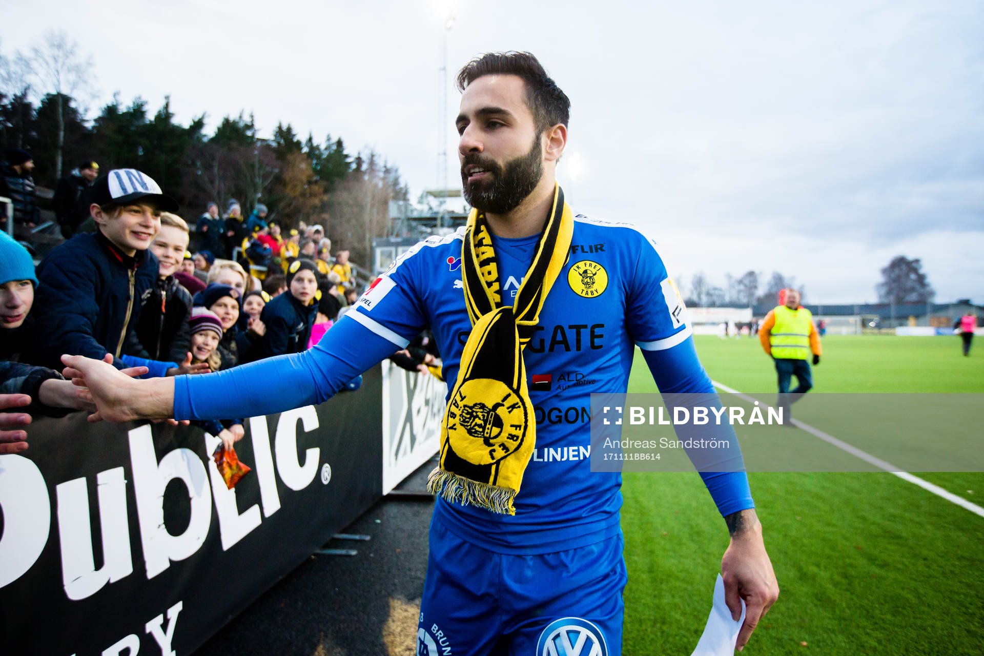 Frejs målvakt Marko Atanackovic tackar supportrar na