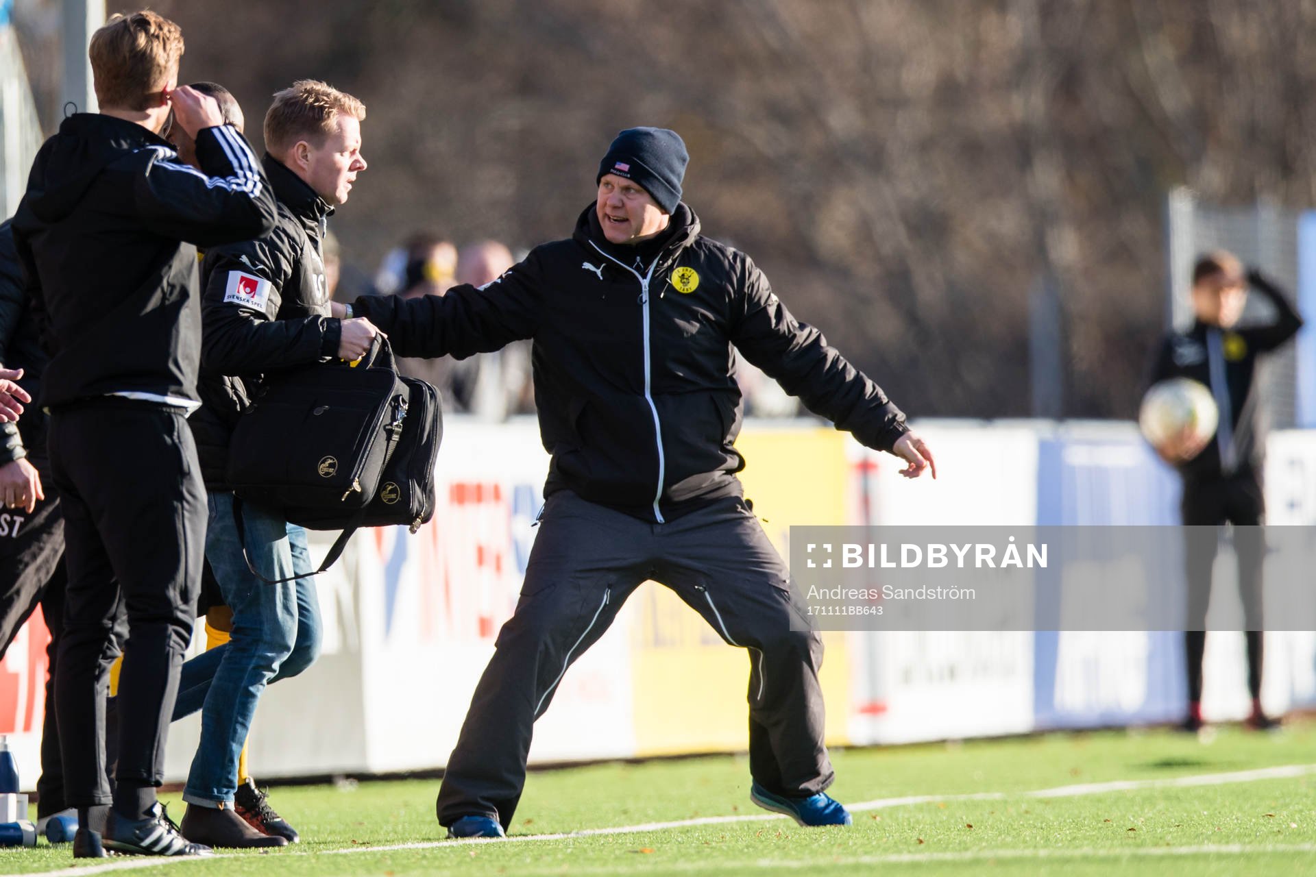 Frejs tränare Roberth Björknesjö manar på läkaren att