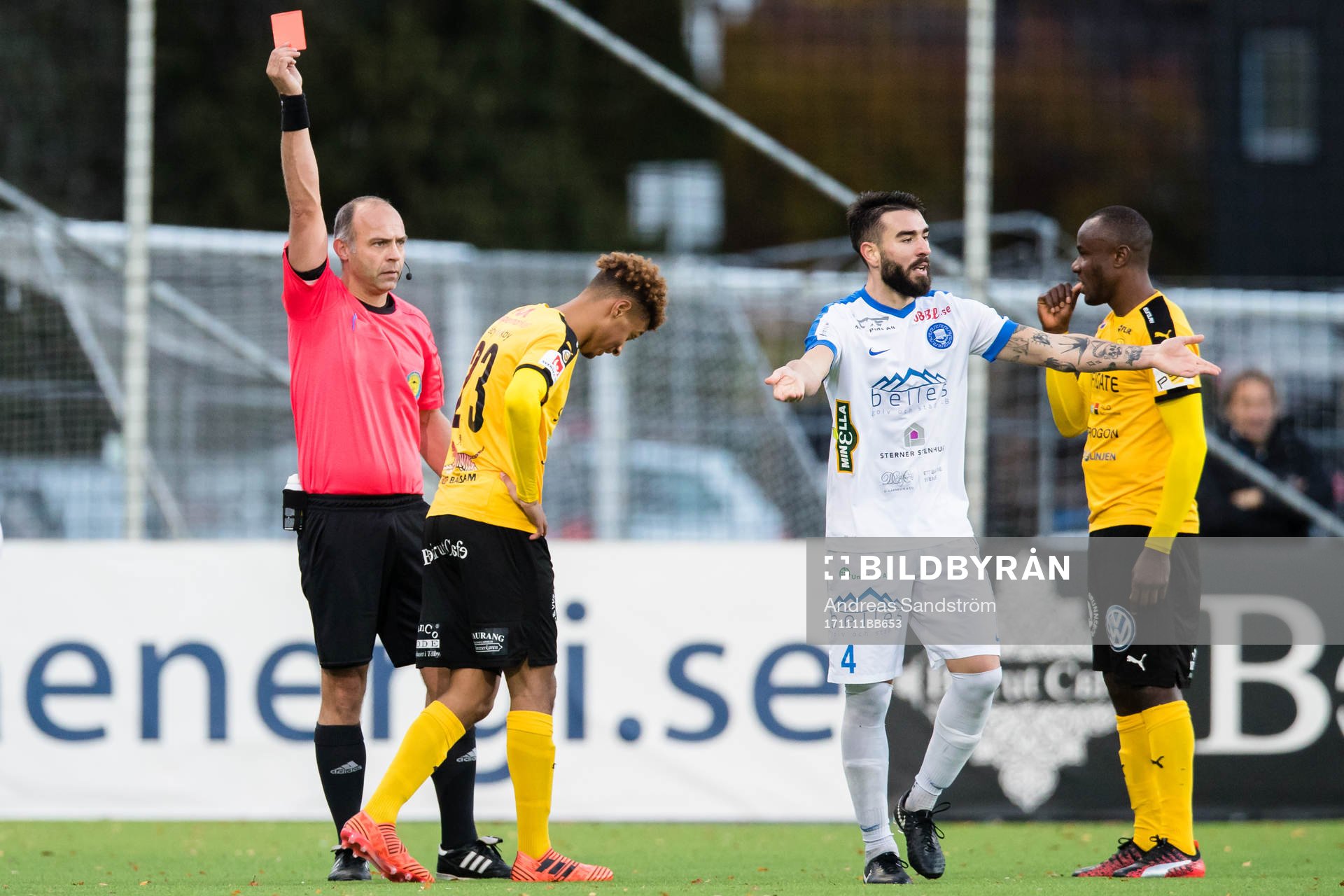 Frejs Joseph Ceesay utvisas av domare Robert Daradic