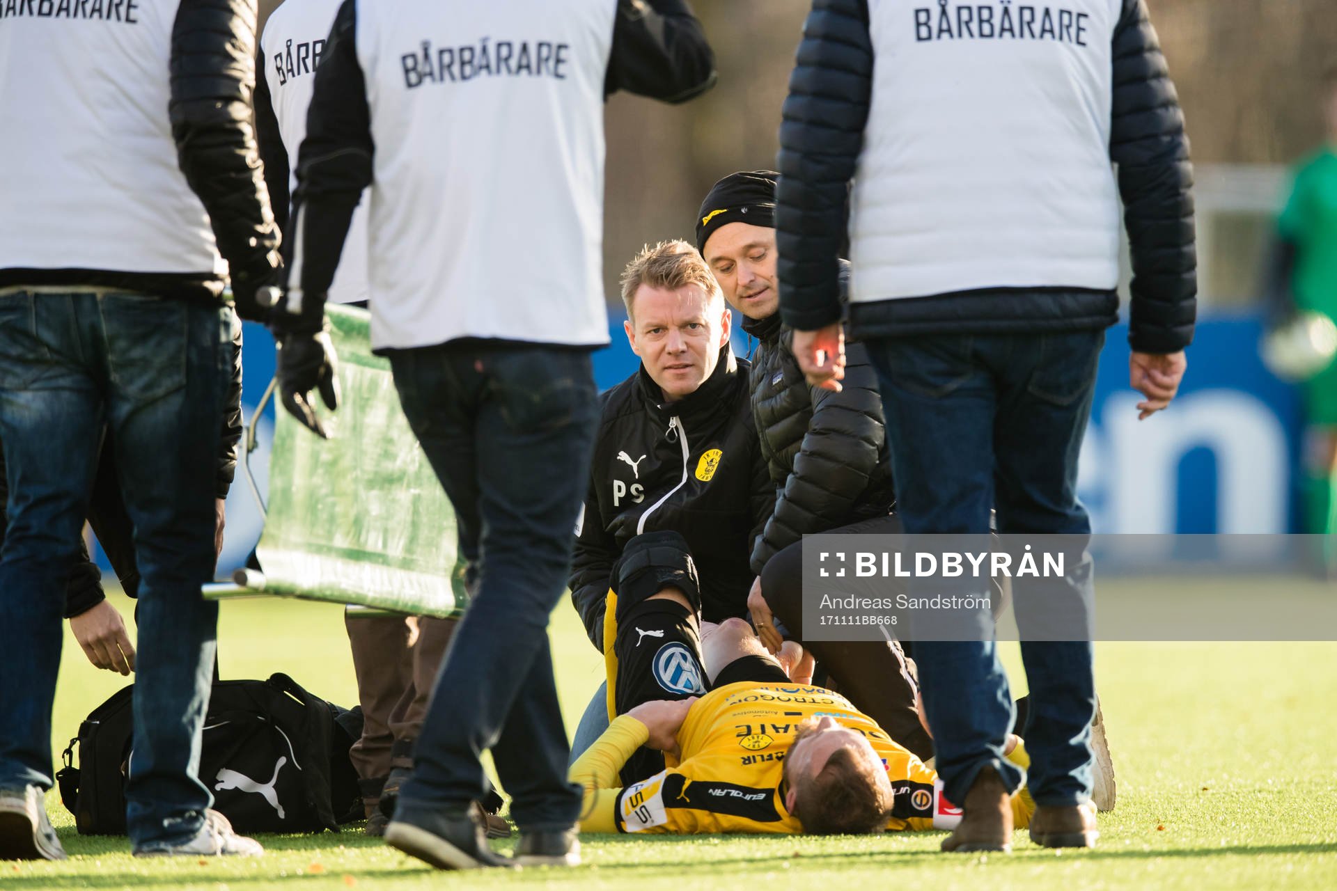 Frejs Richard Spong skadar sig och bärs ut på bår