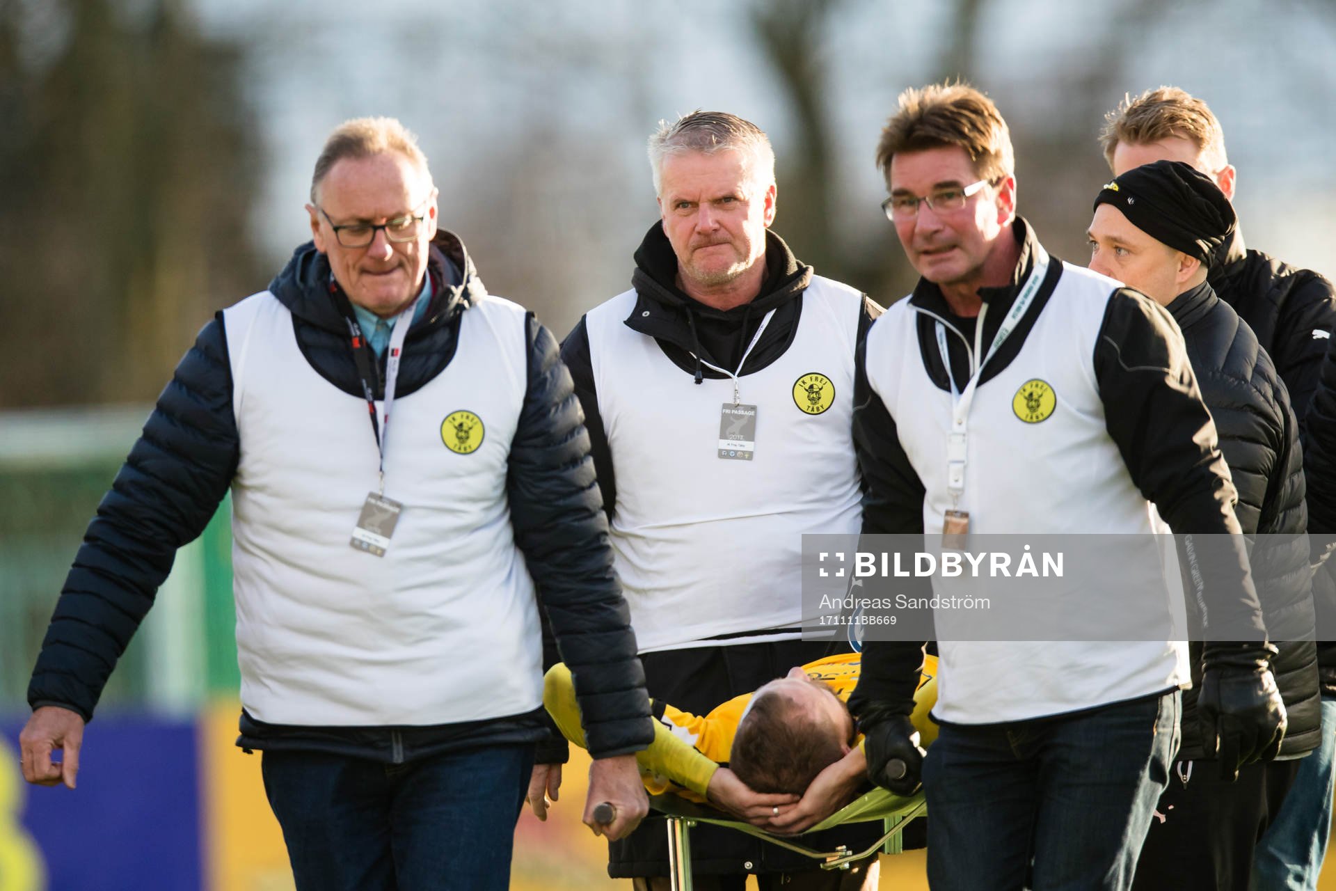 Frejs Richard Spong skadar sig och bärs ut på bår
