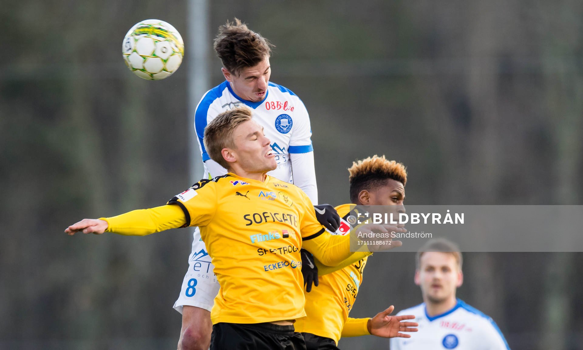 Akropolis Konstantinos Stavrothanasopoulos når högst i en nickduell med Frejs Martin Falkeborn (v) och Dida Rashidi (h) under kvalet till Superettan mellan IK Frej och Akropolis den 11 November 2017 i Stockholm.