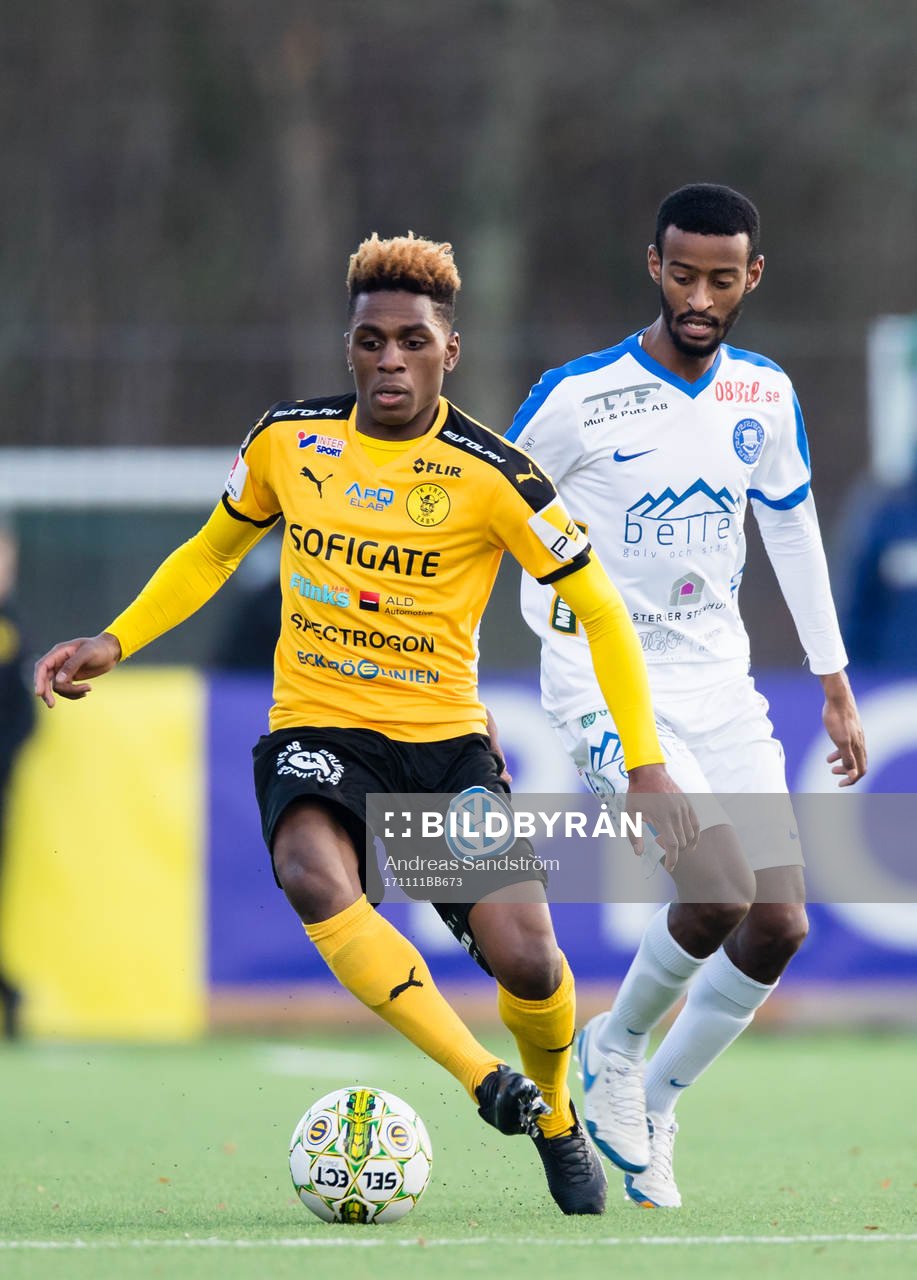 Frejs Dida Rashidi och Akropolis Eyasu Alemayehu under kvalet till Superettan mellan IK Frej och Akropolis den 11 November 2017 i Stockholm.