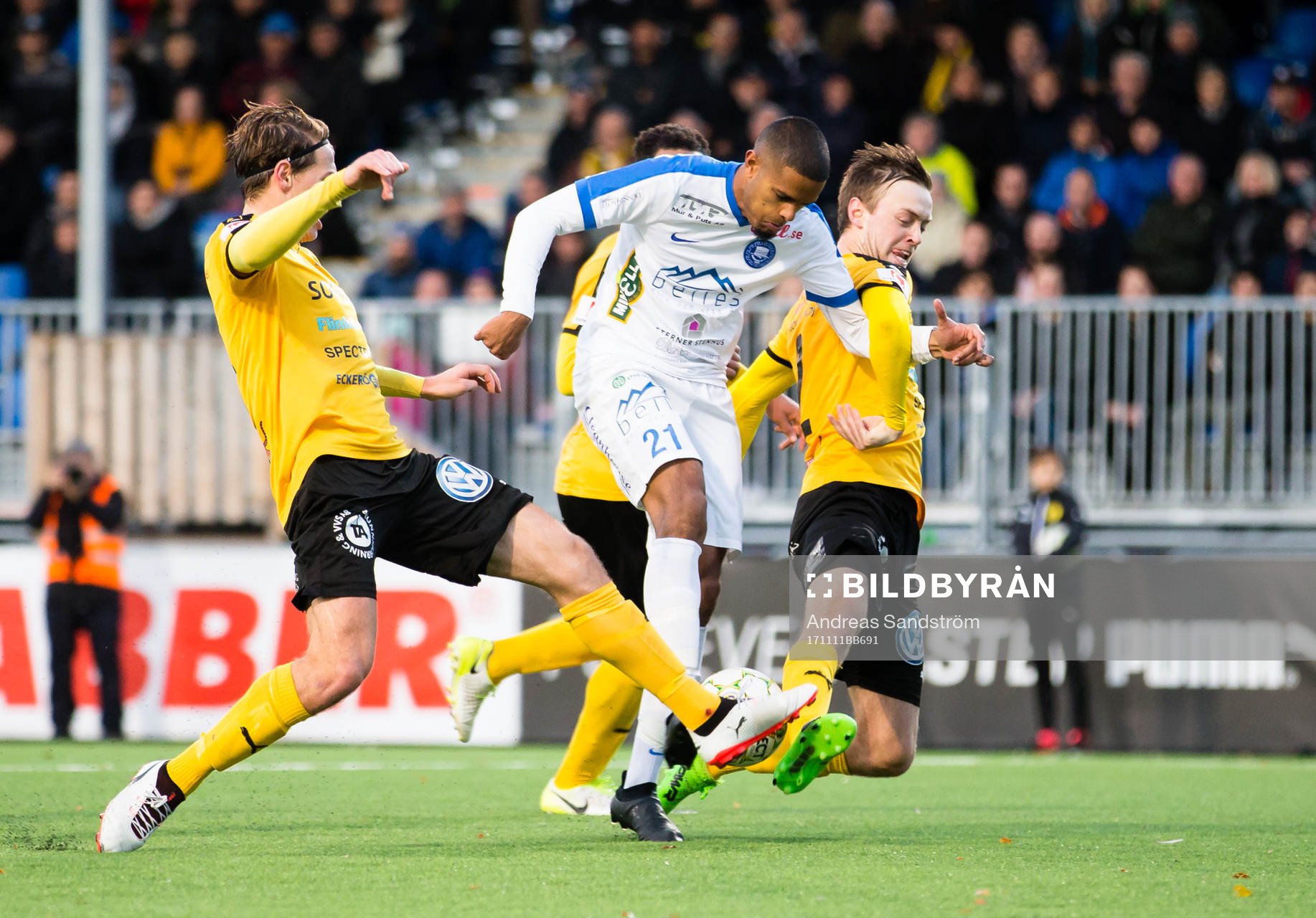 Frejs Philip Wiström (v) och Pontus Åsbrink (h) blockerar