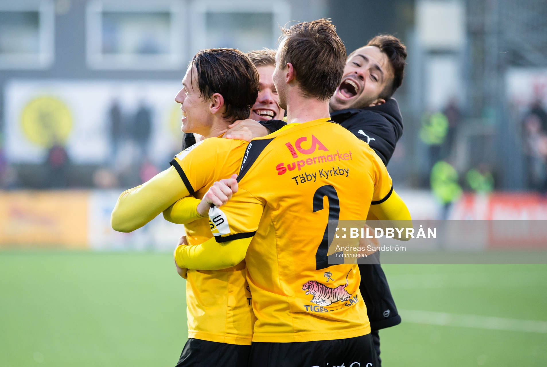 Frejs spelare jublar med fansen