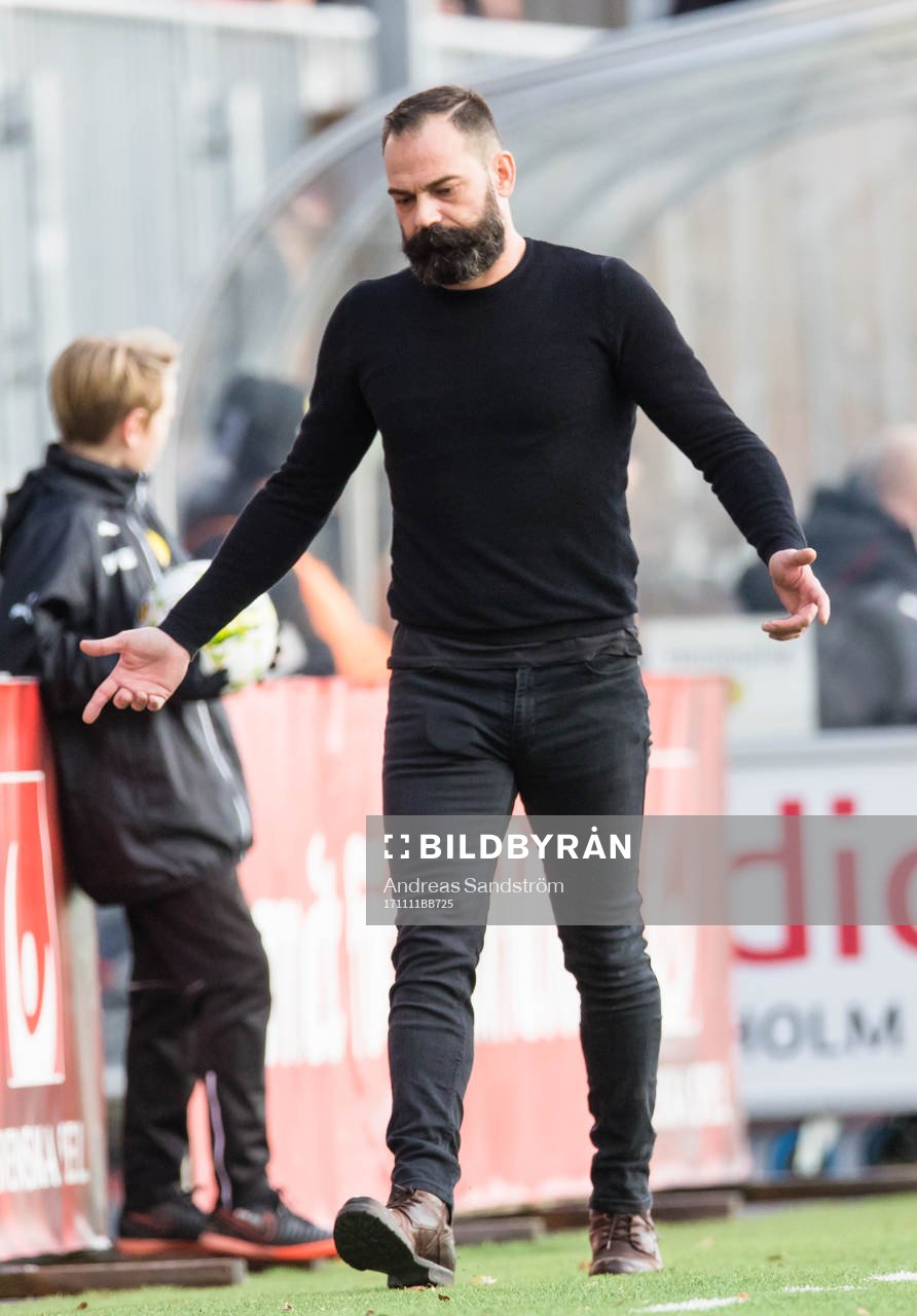 Akropolis tränare Konstantinos Panagopoulos under kvalet till Superettan mellan IK Frej och Akropolis den 11 November 2017 i Stockholm.