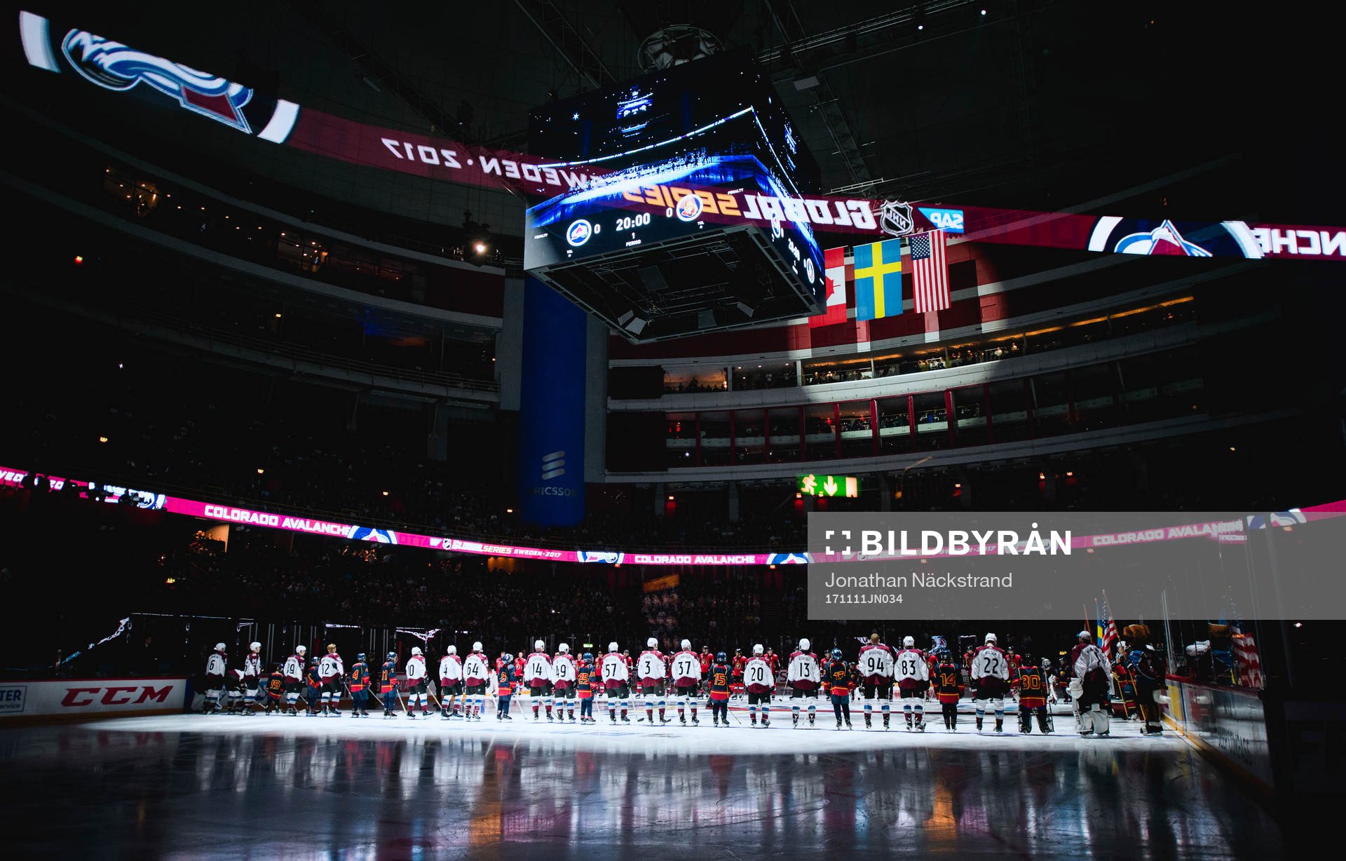 Ottawas och Colorados spelare innan  ishockeymatchen i NHL