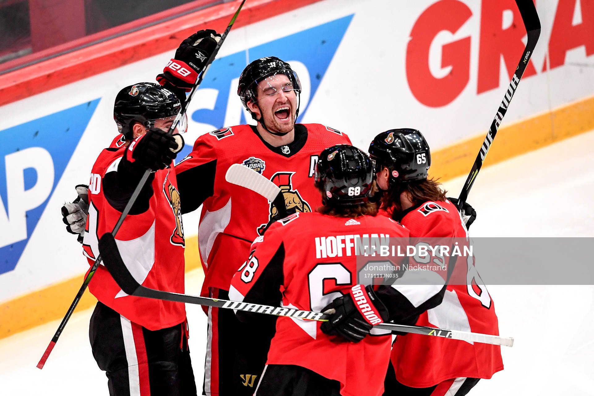 Ottawas Mike Hoffman jublar med lagkamrater