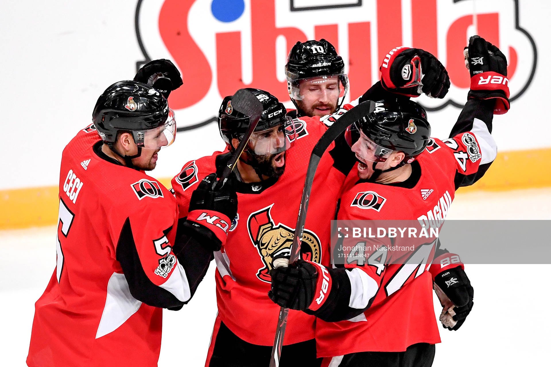 Ottawas Johnny Oduya jublar med lagkamrater