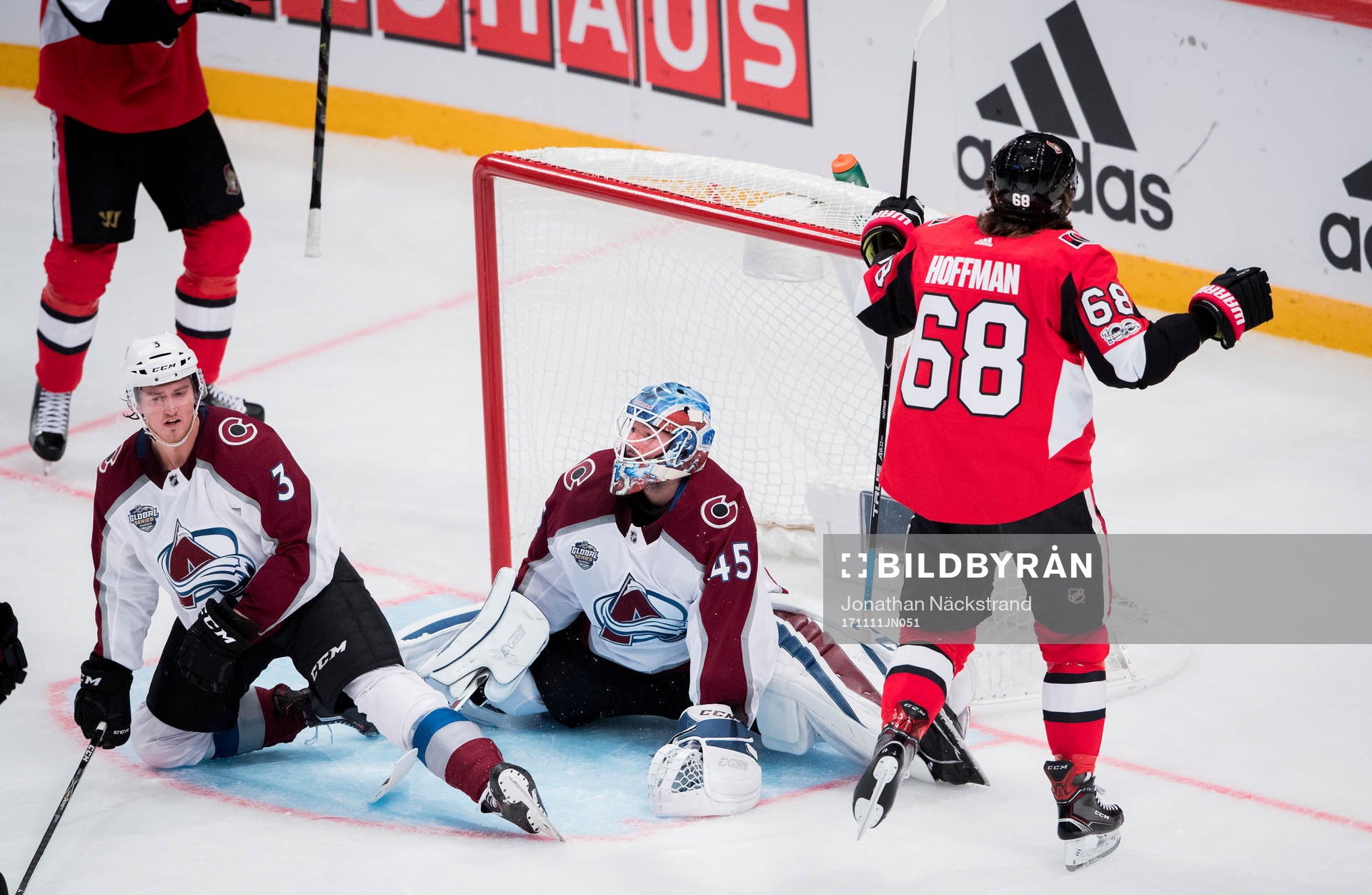 Ottawas Mike Hoffman jublar
