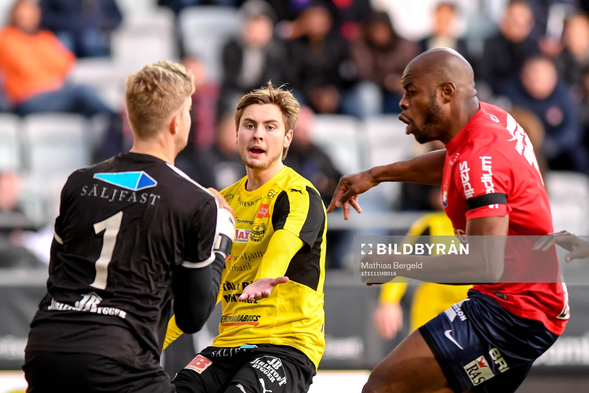 Mjällbys målvakt Jesper Johansson och Örgrytes Hakeem