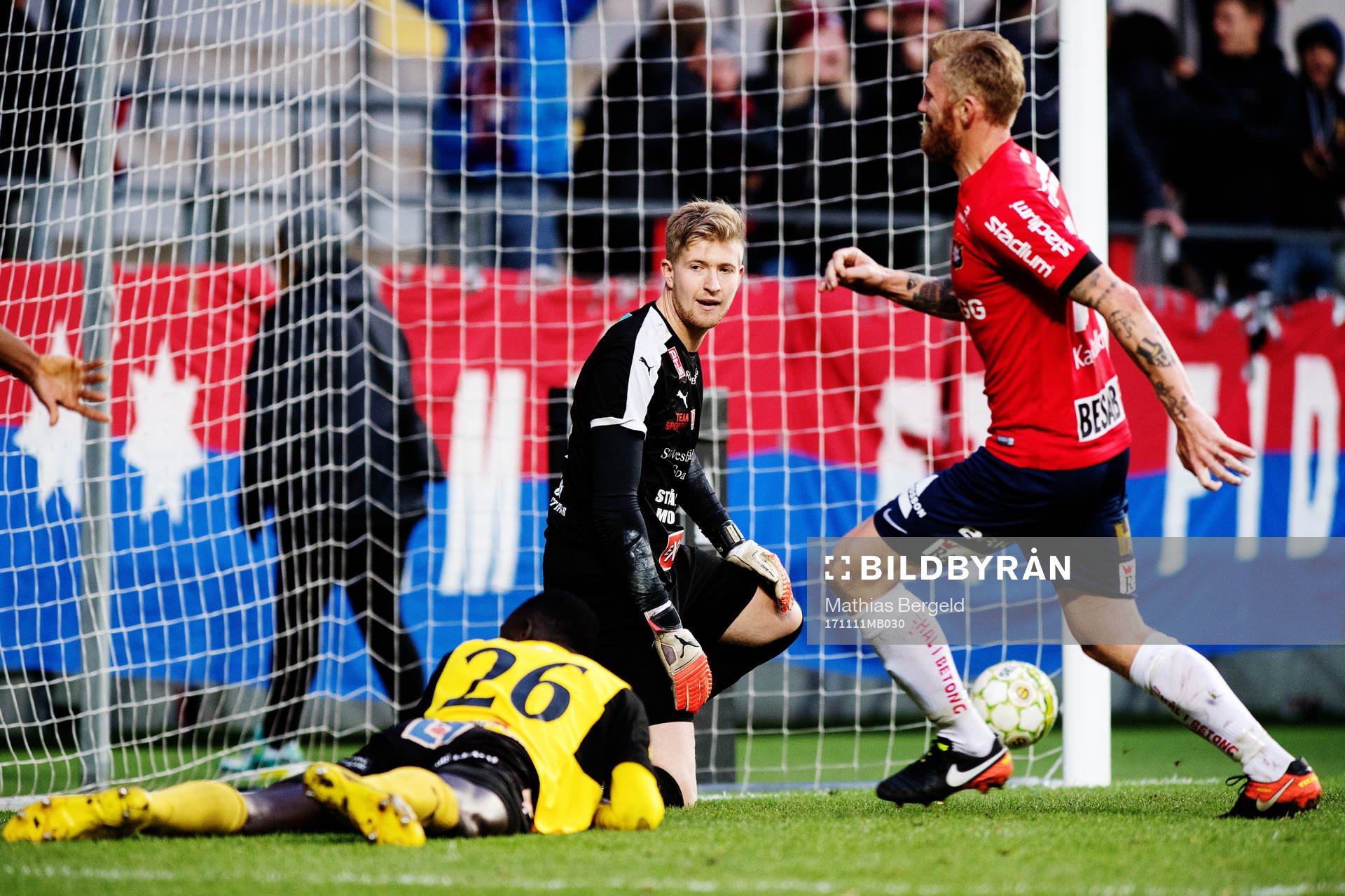 Mjällbys Mohammed Mbye och målvakt Jesper Johansson deppar