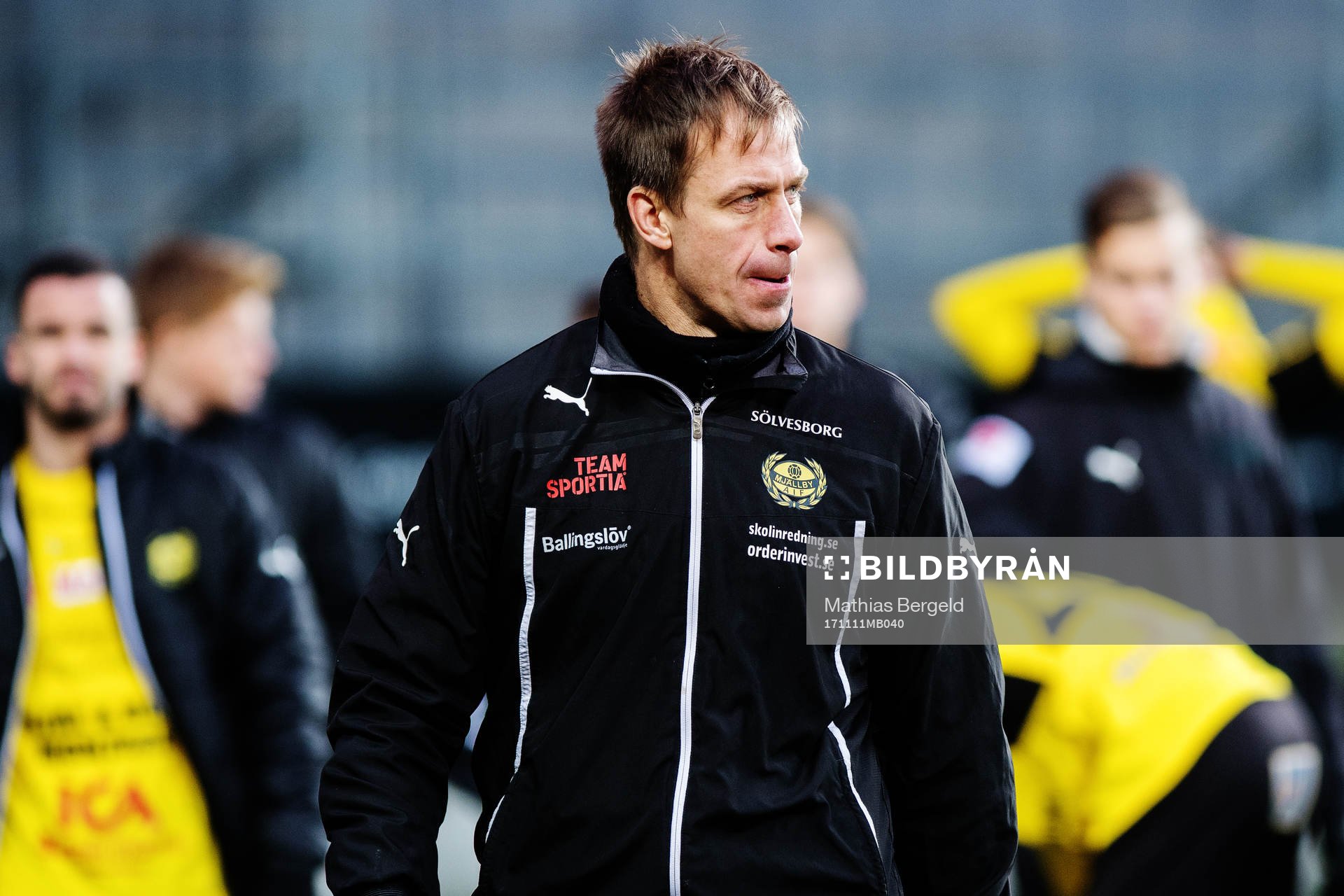 Mjällbys assisterande tränare Mattias Asper deppar