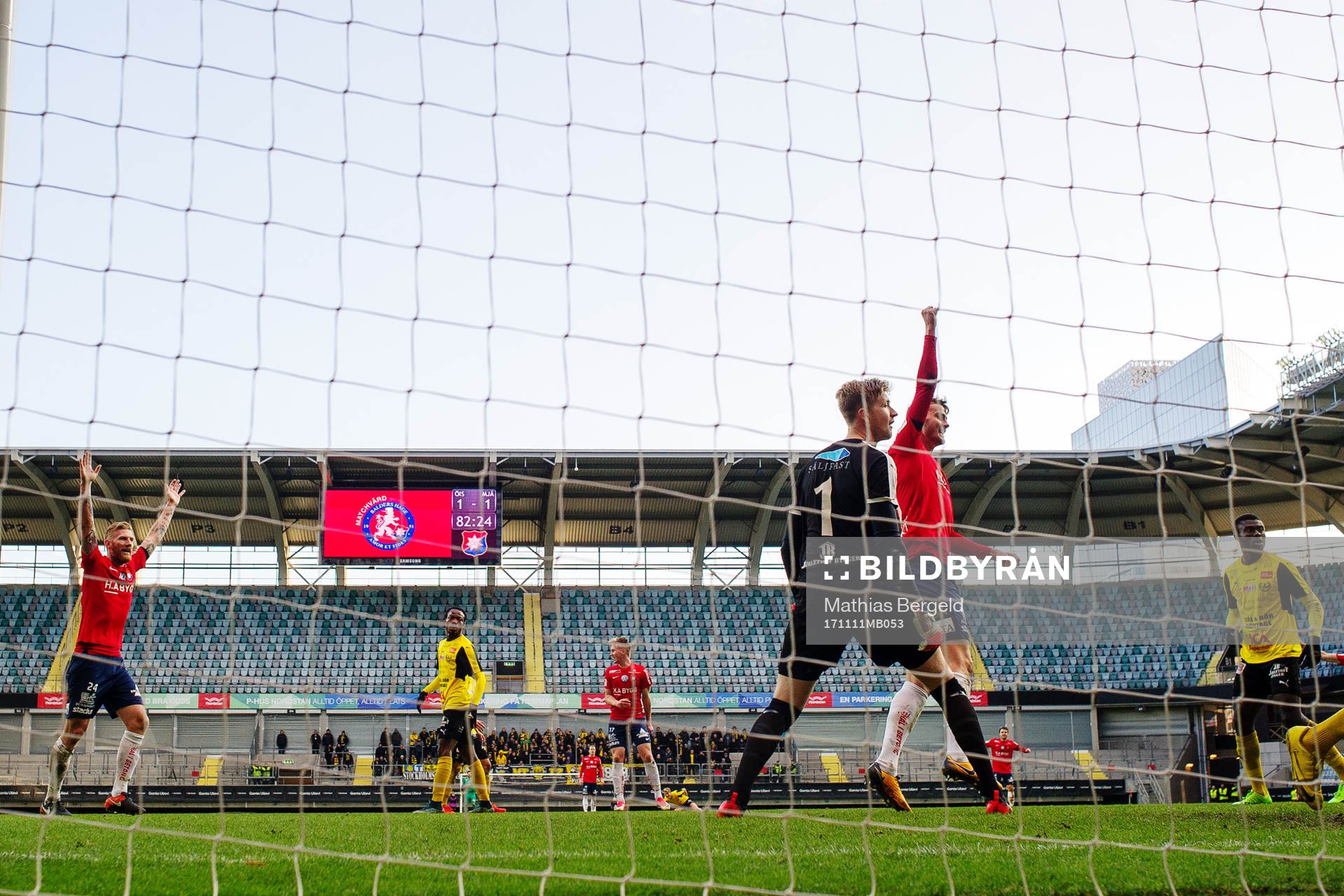 Mjällbys målvakt Jesper Johansson deppar medan Örgrytes