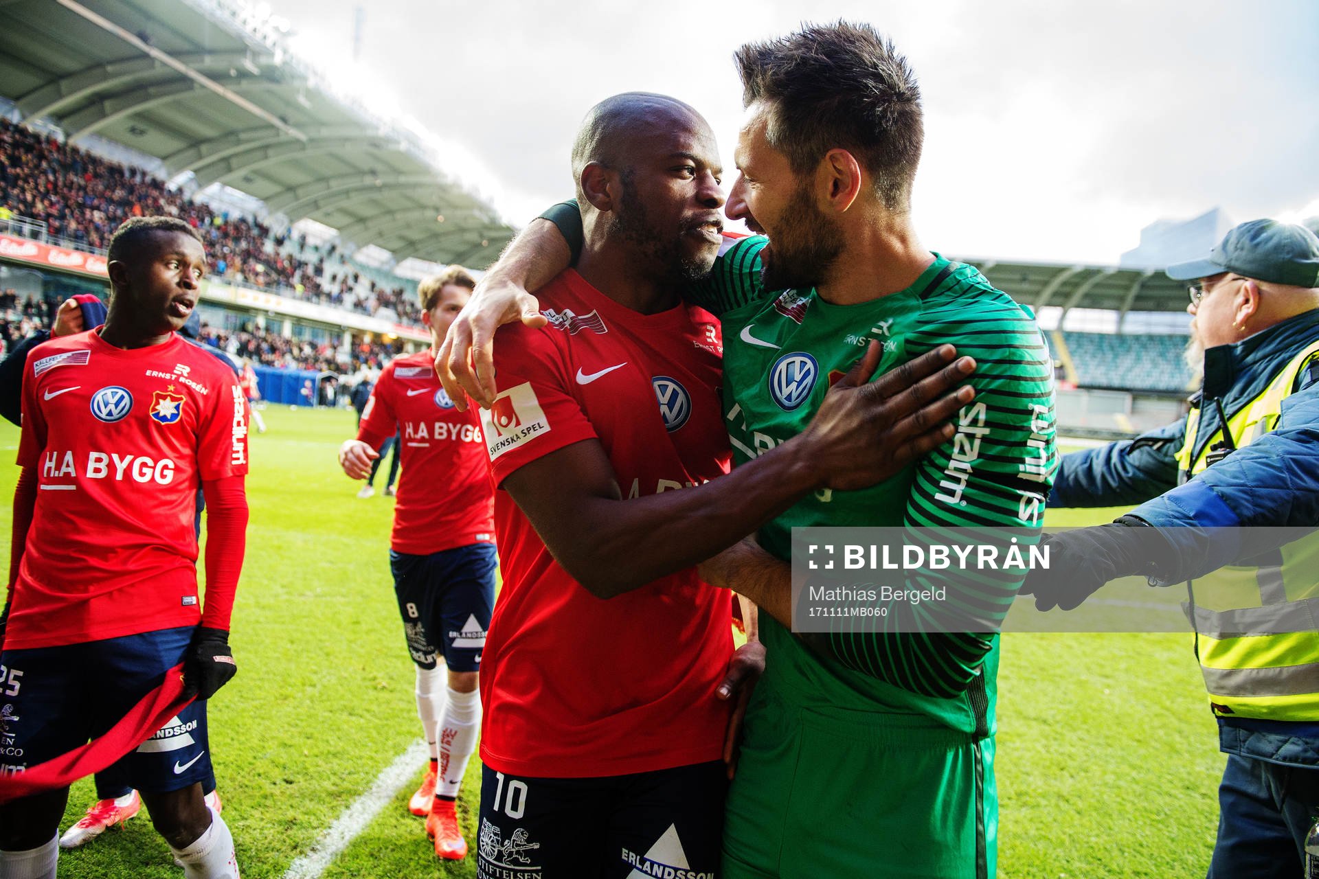 Örgrytes Hakeem Araba jublar med målvakt Stojan Lukic