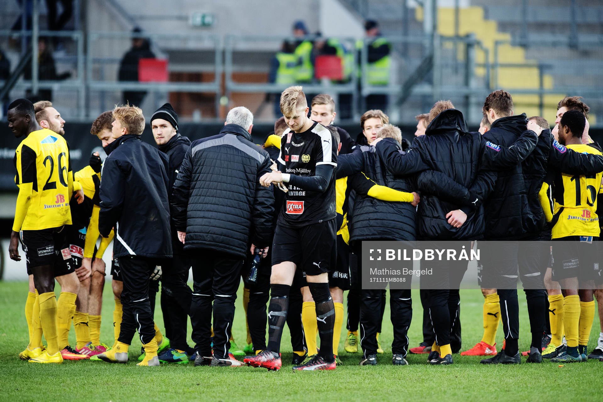 Mjällbys målvakt Jesper Johansson deppar med lagkamrater
