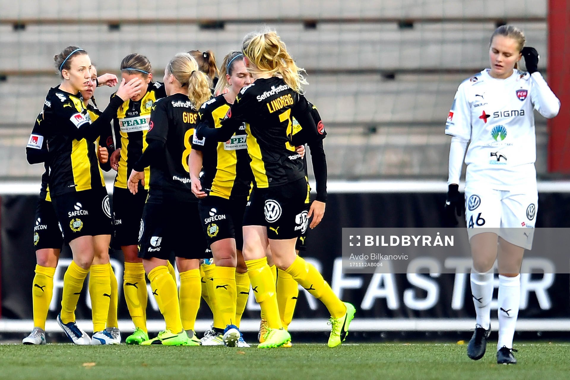 Hammarbys Kajsa Sund jublar med lagkamrater
