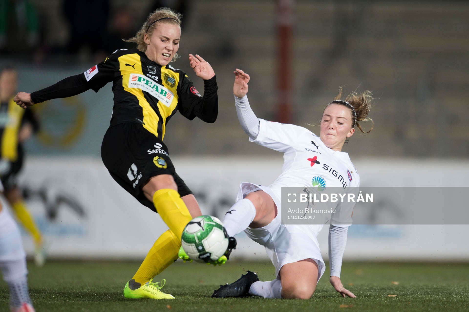 Rosengårds Andrea Thorisson glidtacklar