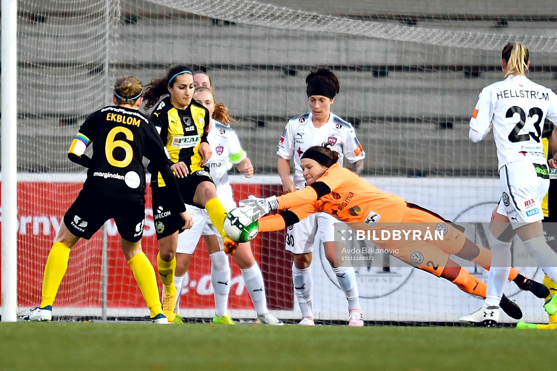Rosengårds målvakt Erin McLeod under fotbollsmatchen i Damallsvenskan mellan Rosengård och Hammarby den 12 november 2017 i Malmö.
