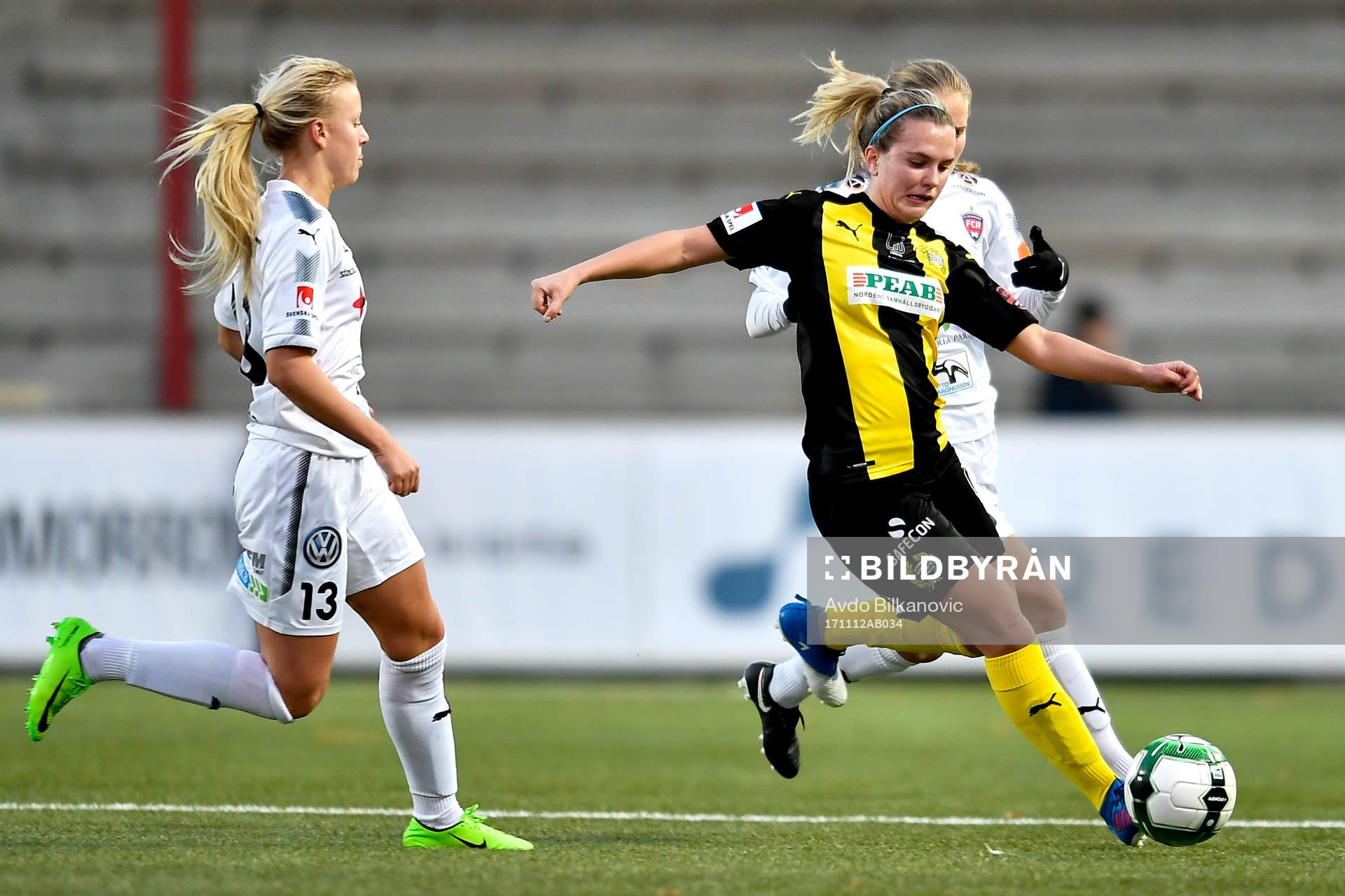 Rosengårds Sophie Sundqvist och Hammarbys Frida Sjöberg under fotbollsmatchen i Damallsvenskan mellan Rosengård och Hammarby den 12 november 2017 i Malmö.