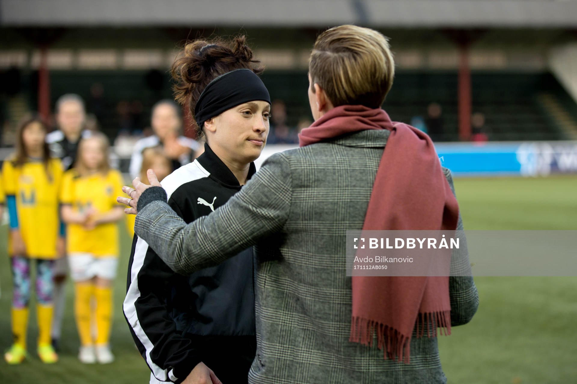 Rosengårds Ella Masar McLeod avtackas av sportchef Therese