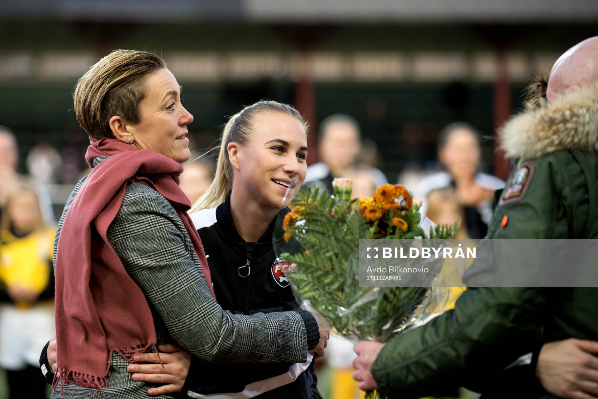 Rosengårds Jenna Hellstrom avtackas av sportchef Therese