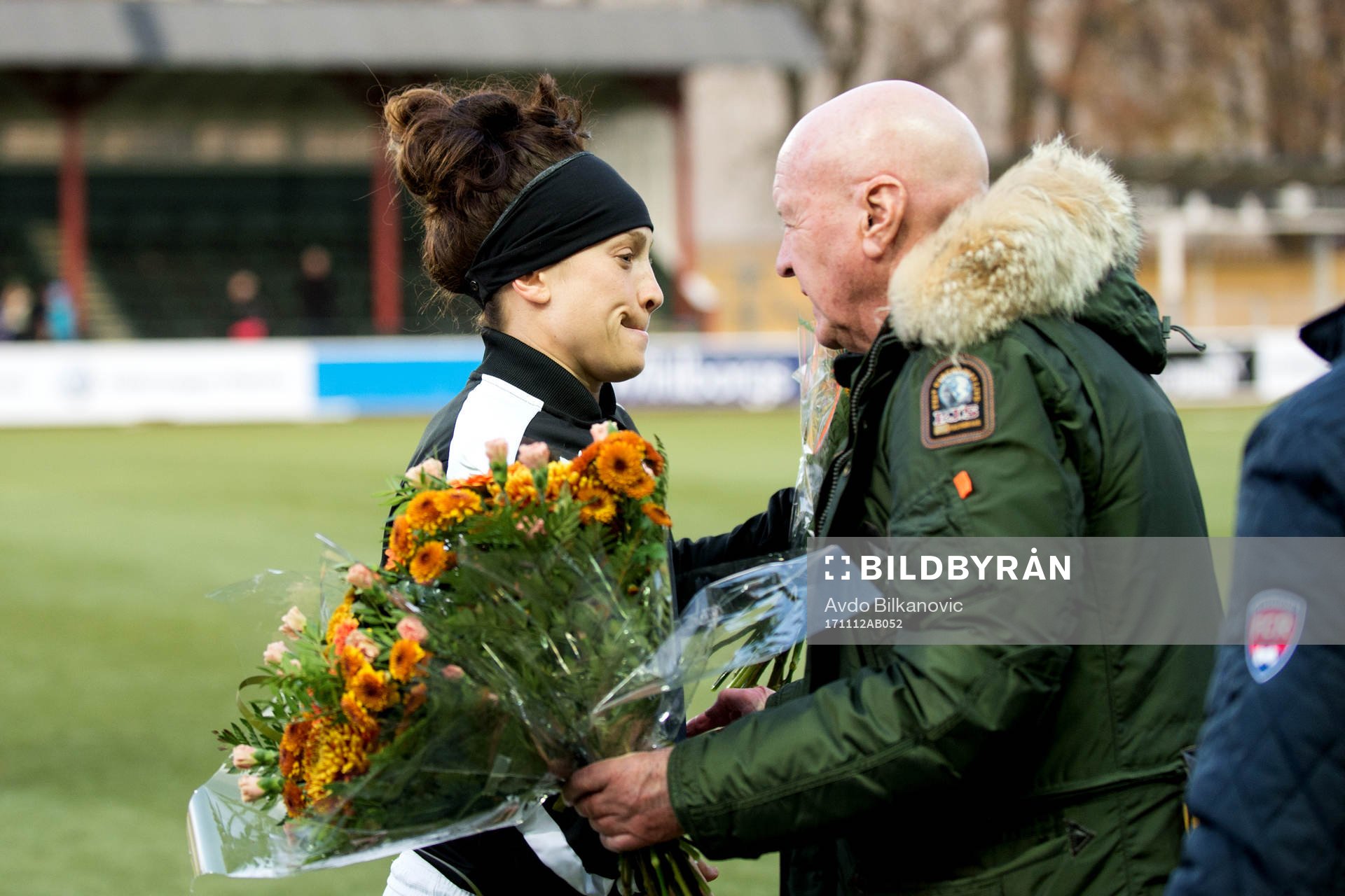 Rosengårds Ella Masar McLeod avtackas av  fotbollsansvarig