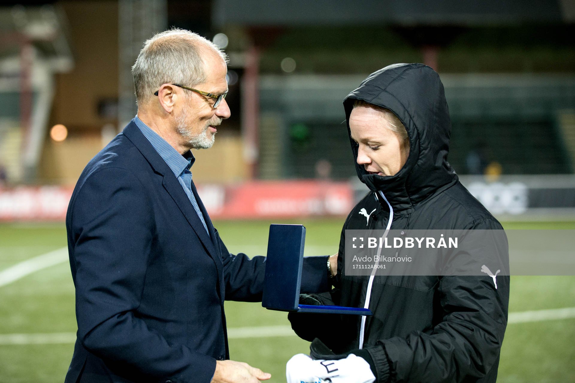 Lars-Christer Olsson delar ut medalj till Rosengårds Caroline Seger efter fotbollsmatchen i Damallsvenskan mellan Rosengård och Hammarby den 12 november 2017 i Malmö.
