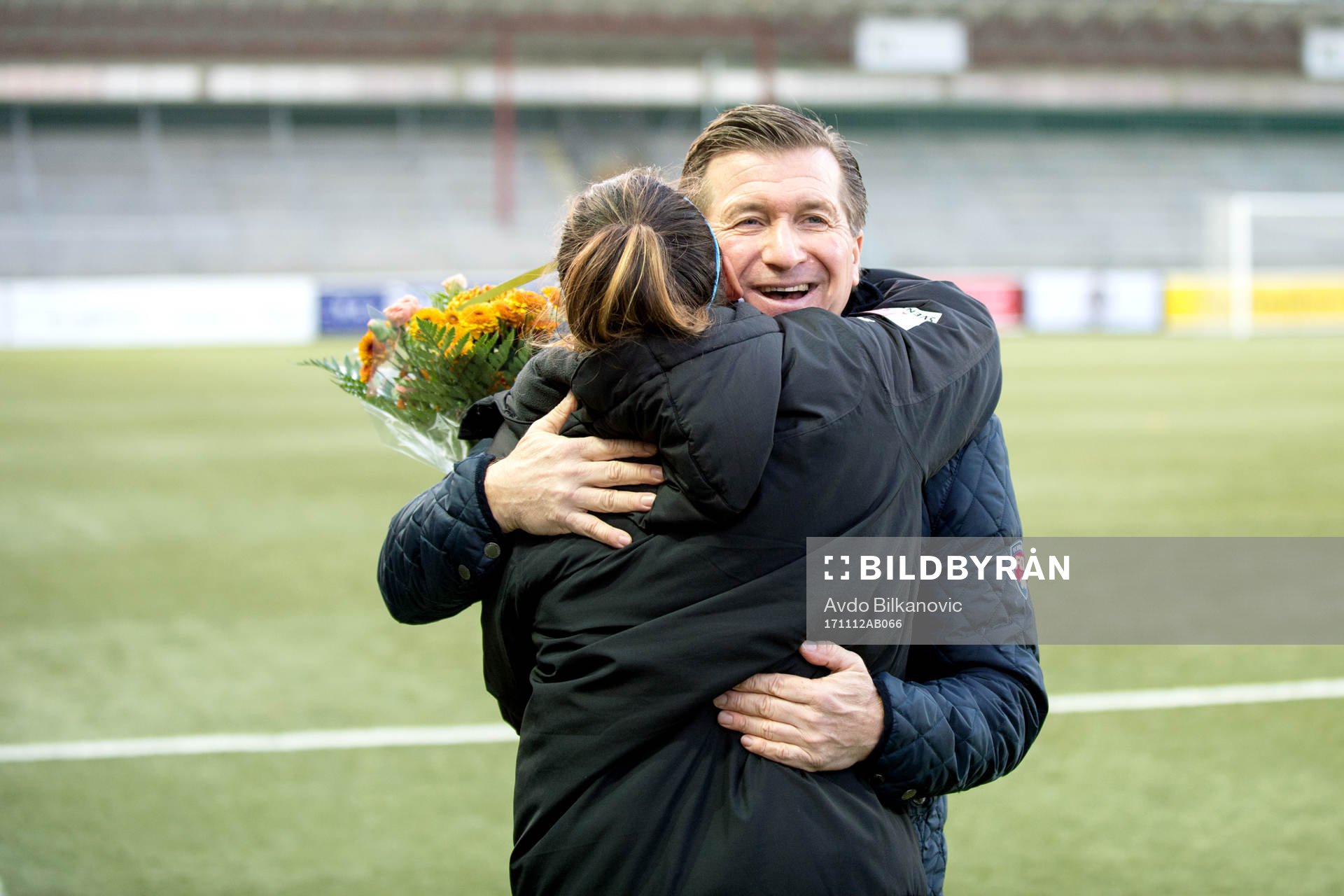 Rosengårds Ali Riley avtackas innan fotbollsmatchen i