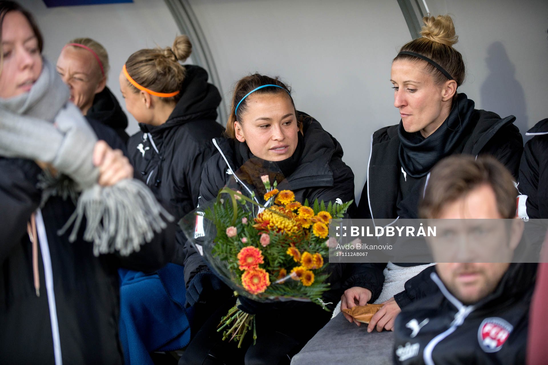 Rosengårds Ali Riley avtackas innan fotbollsmatchen i