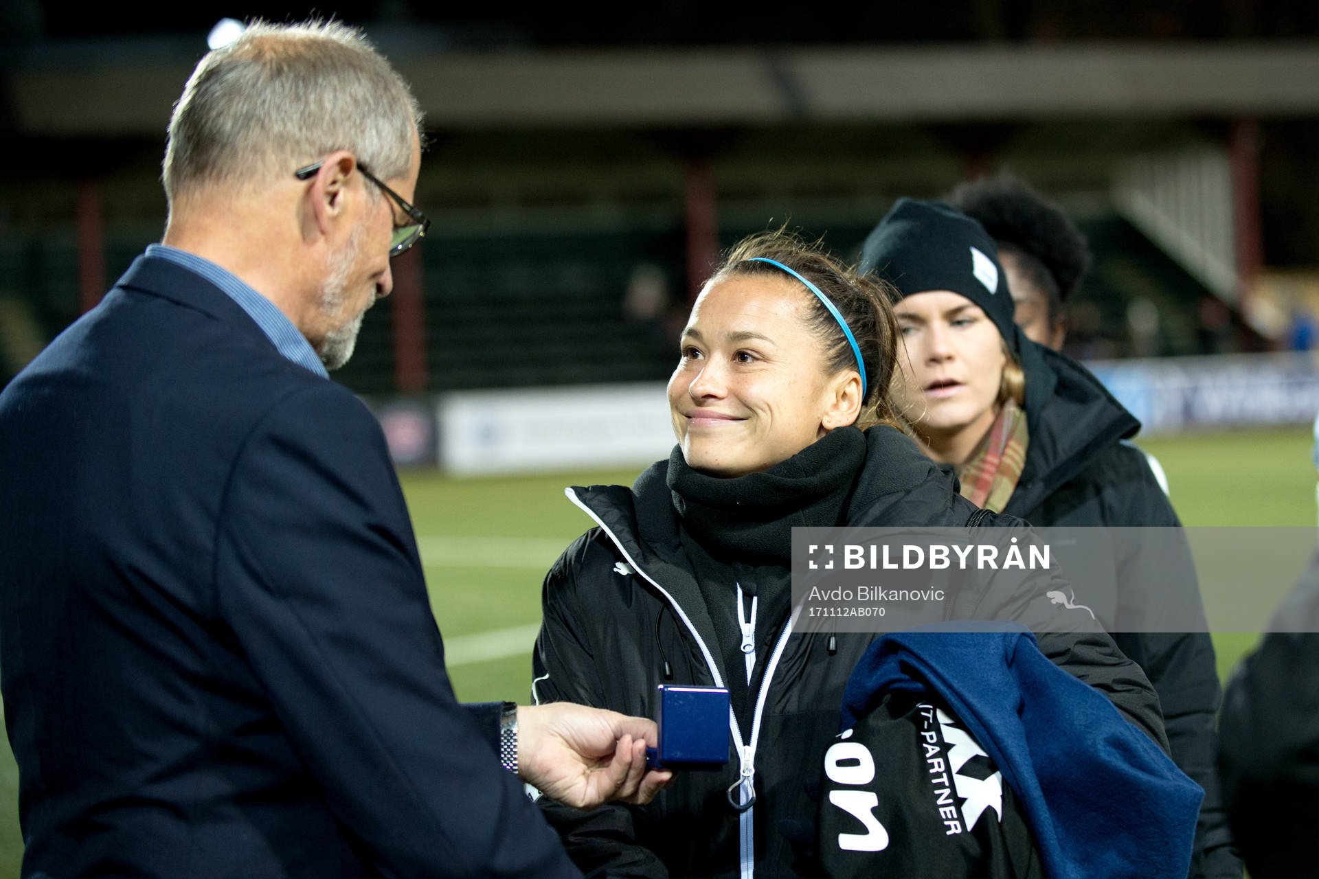 Lars-.Christer Olsson delar ut medalj till Rosengårds Ali Riley efter fotbollsmatchen i Damallsvenskan mellan Rosengård och Hammarby den 12 november 2017 i Malmö.