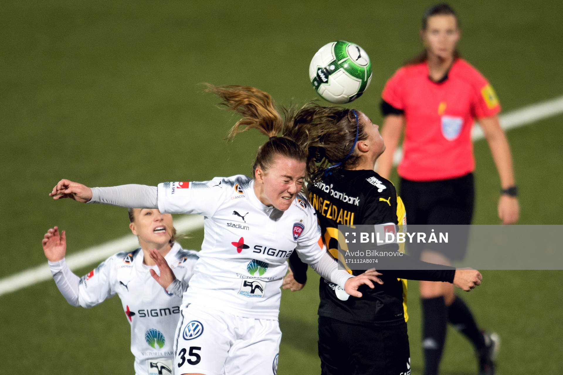 Rosengårds Andrea Thorisson och Hammarbys Filippa Angeldal under fotbollsmatchen i Damallsvenskan mellan Rosengård och Hammarby den 12 november 2017 i Malmö.