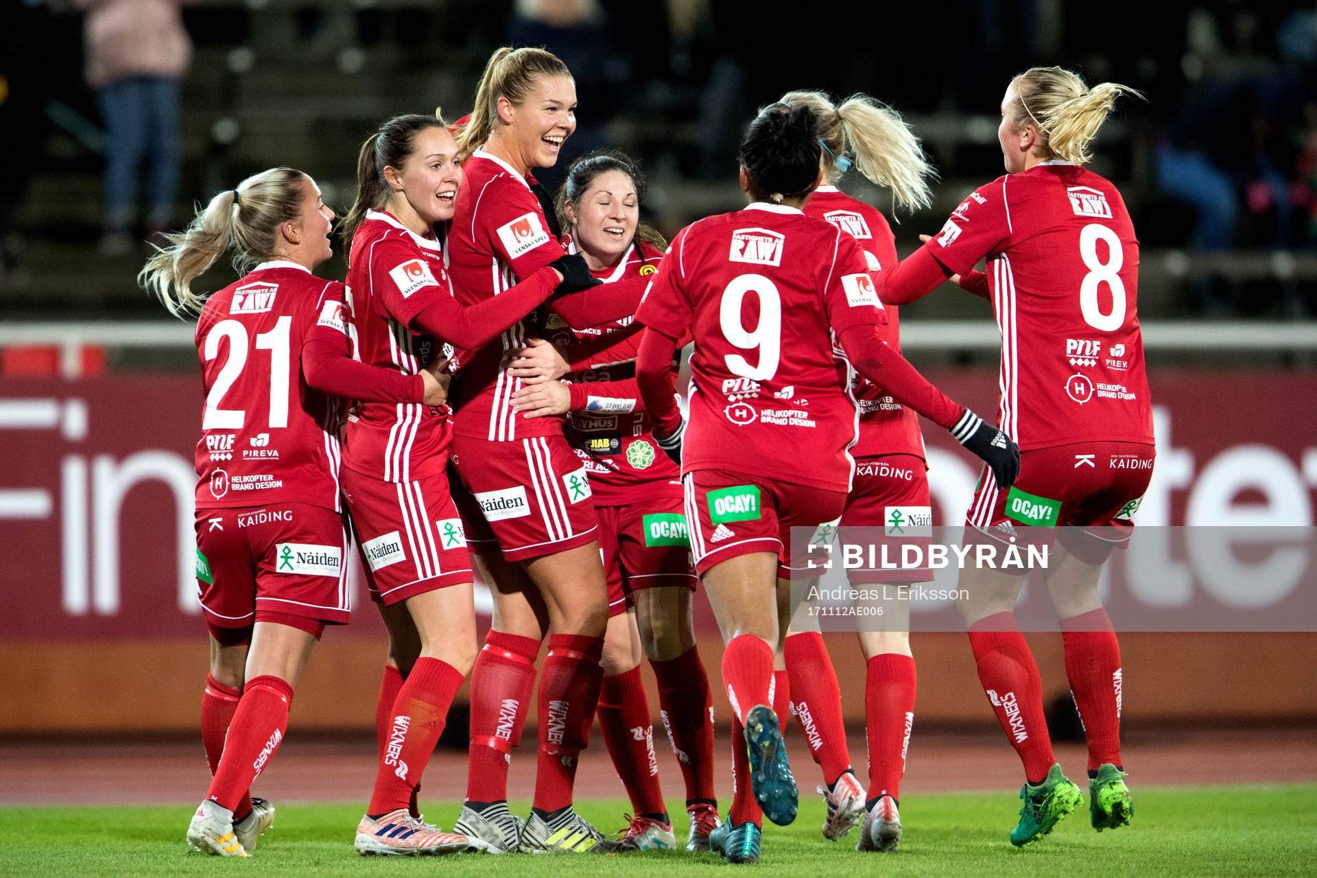 Piteås Nina Jakobsson jublar med lagkamrater efter 0-1 under fotbollsmatchen i Damallsvenskan mellan Djurgården och Piteå den 12 november 2017 i Stockholm.